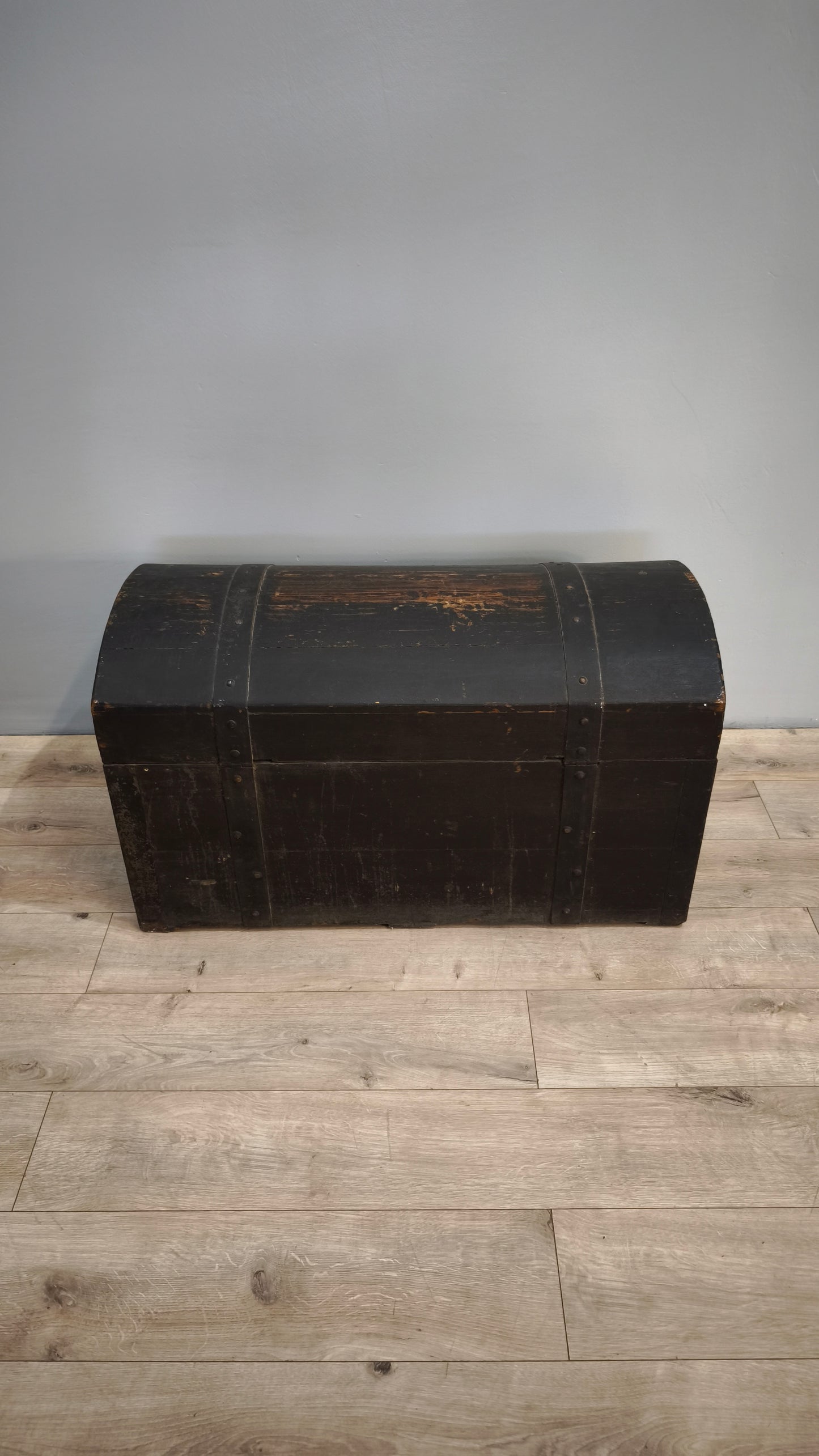 81527 Baule bombato in legno marrone