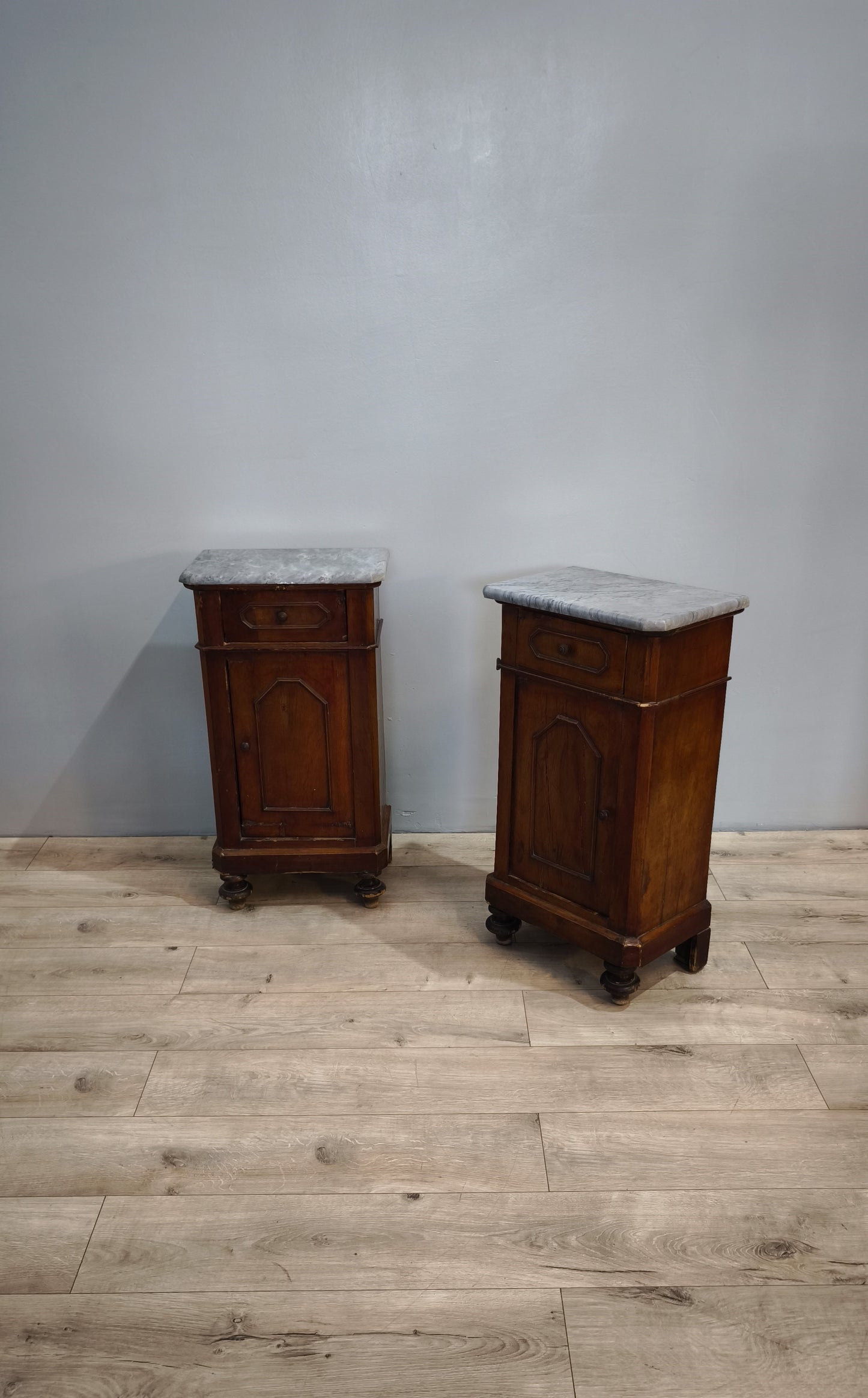 81535 Coppia di comodini in legno con piano in marmo grigio