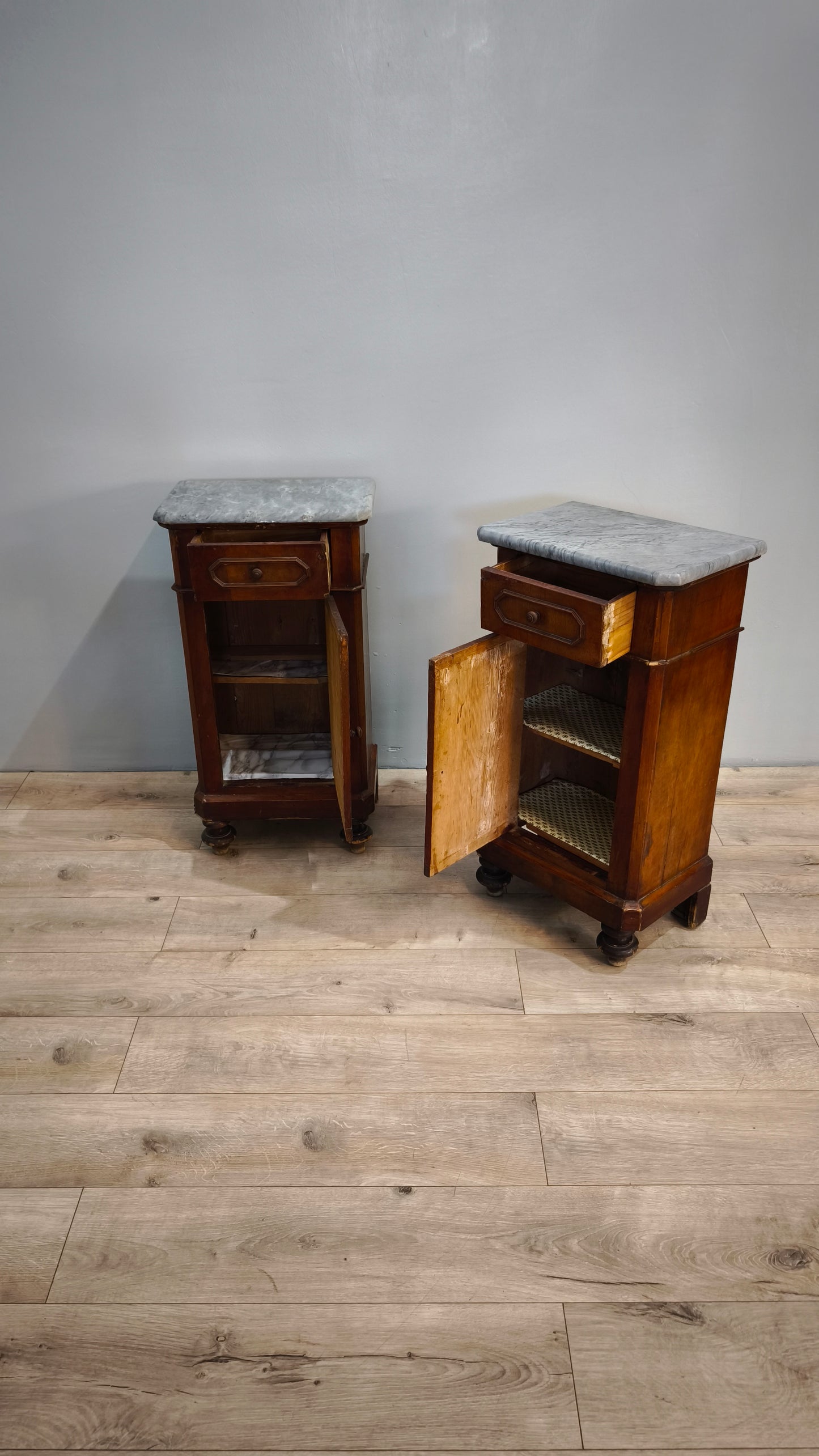 81535 Coppia di comodini in legno con piano in marmo grigio