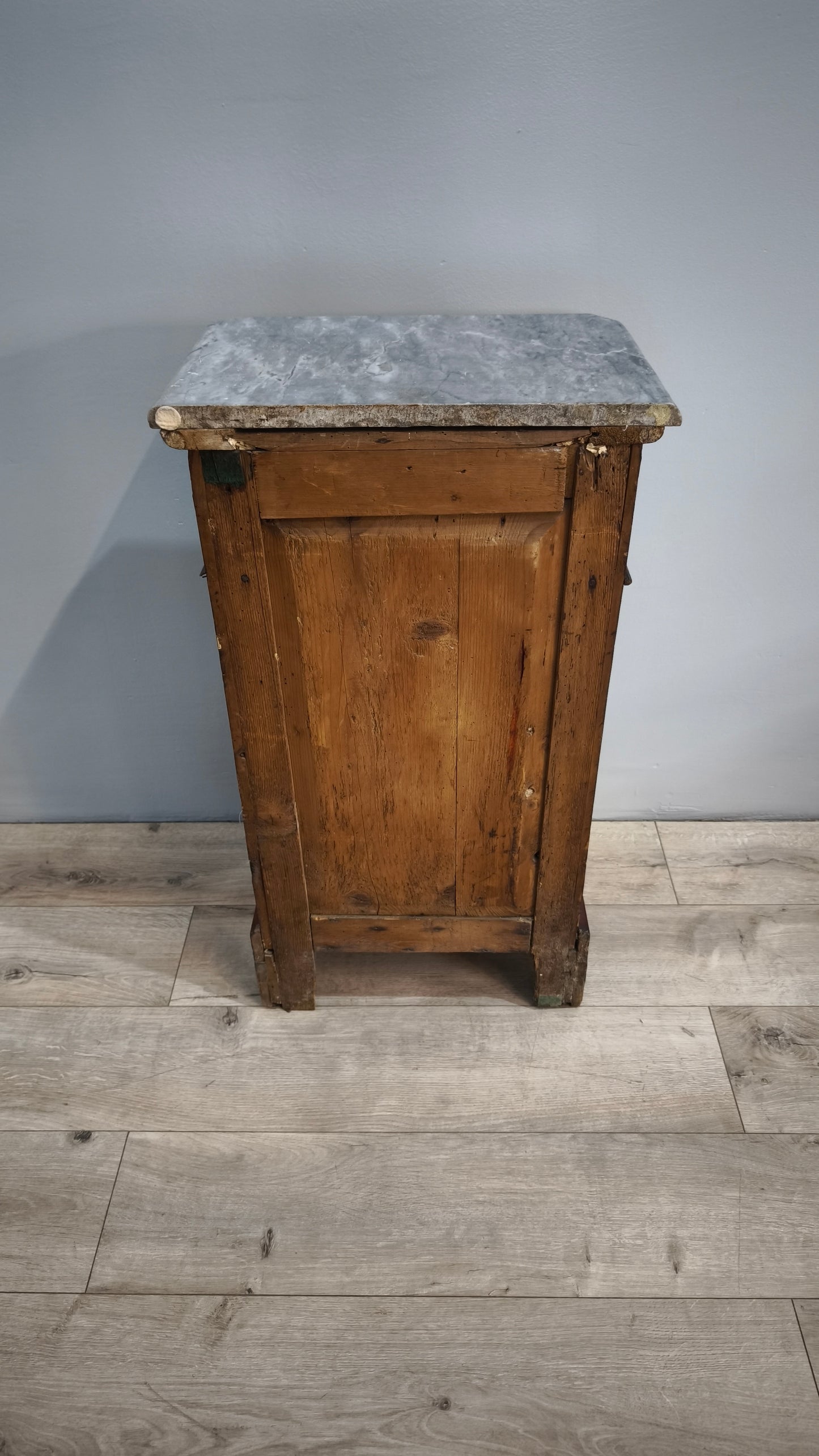 81535 Coppia di comodini in legno con piano in marmo grigio
