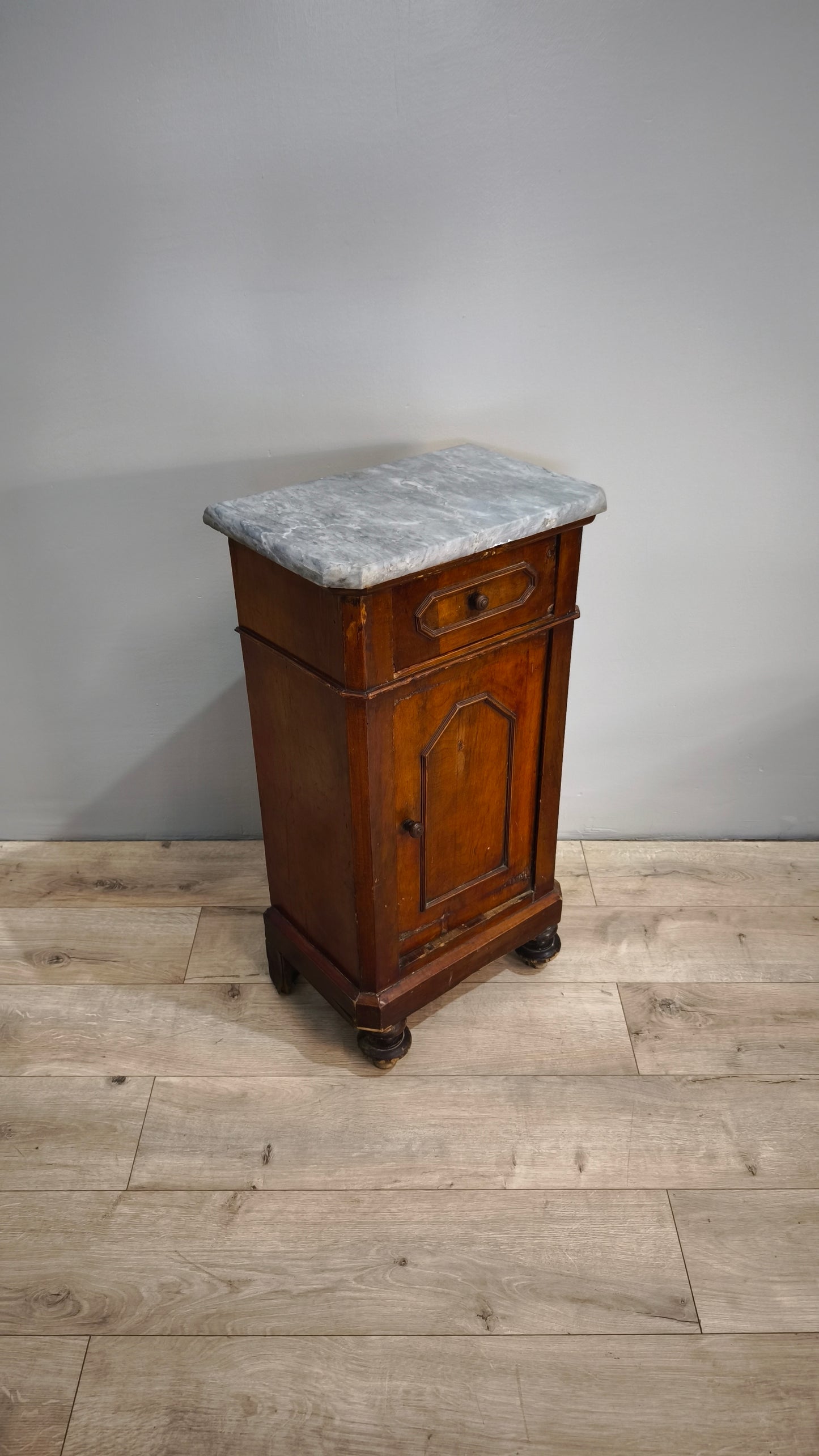 81535 Coppia di comodini in legno con piano in marmo grigio