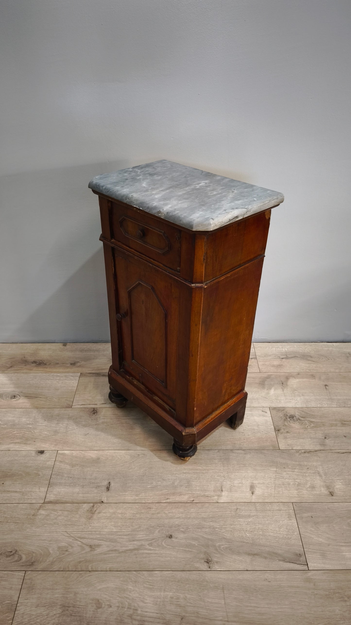 81535 Coppia di comodini in legno con piano in marmo grigio