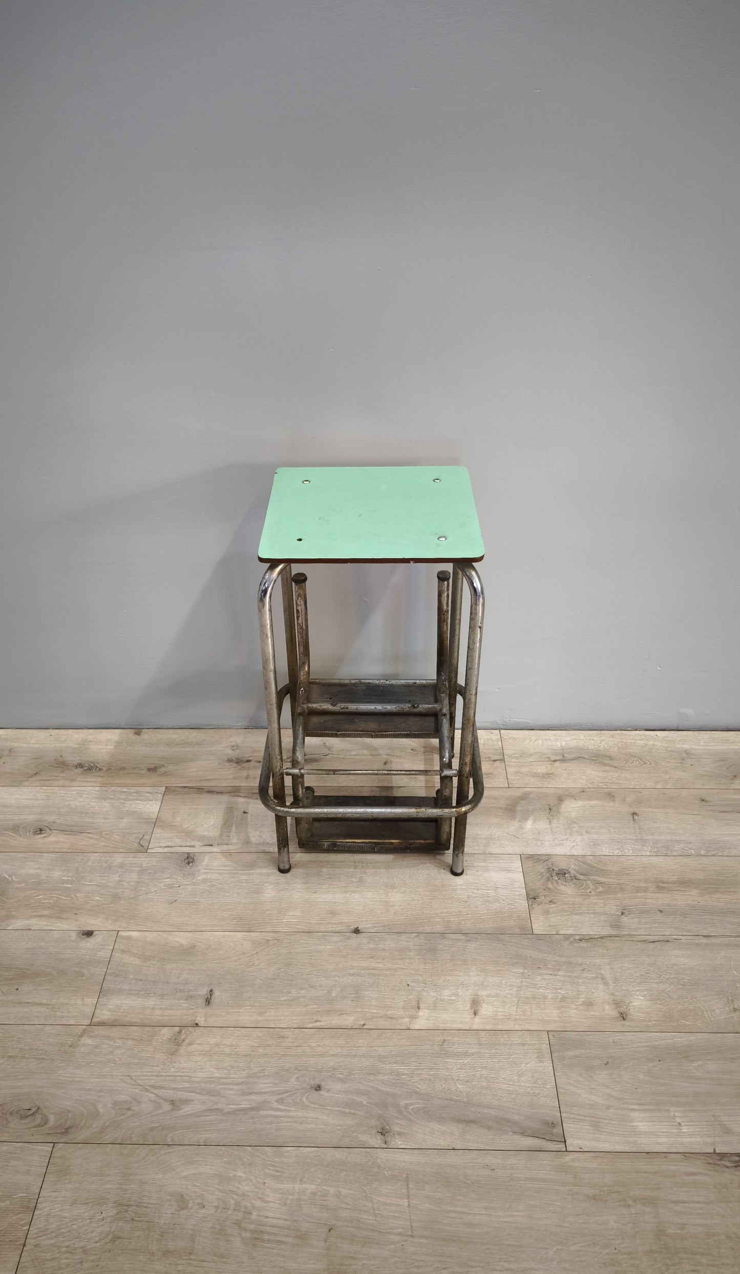81576 Scaletta vintage pieghevole in ferro e piano in formica verde