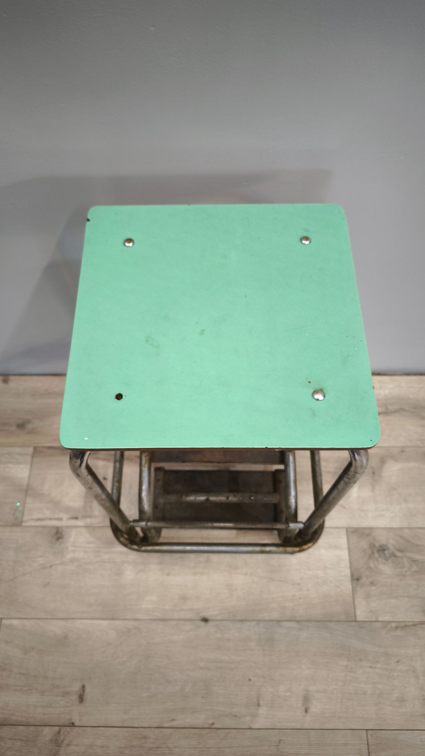 81576 Scaletta vintage pieghevole in ferro e piano in formica verde