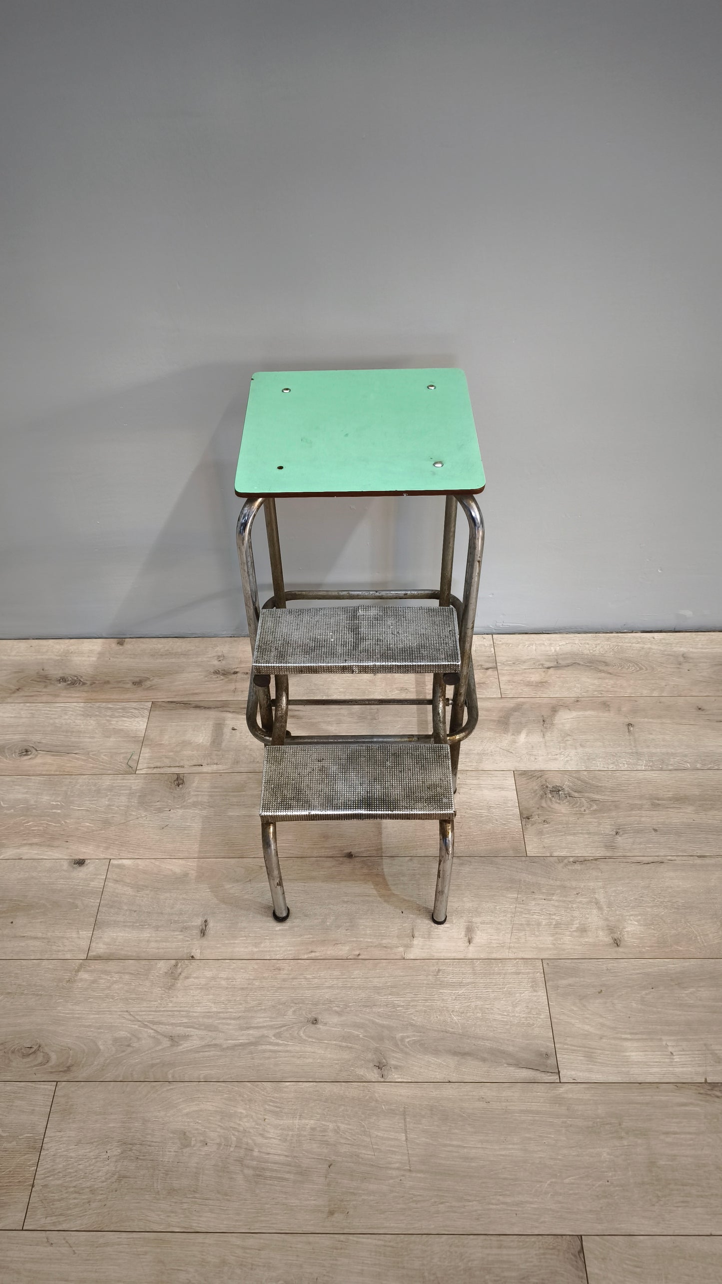 81576 Scaletta vintage pieghevole in ferro e piano in formica verde