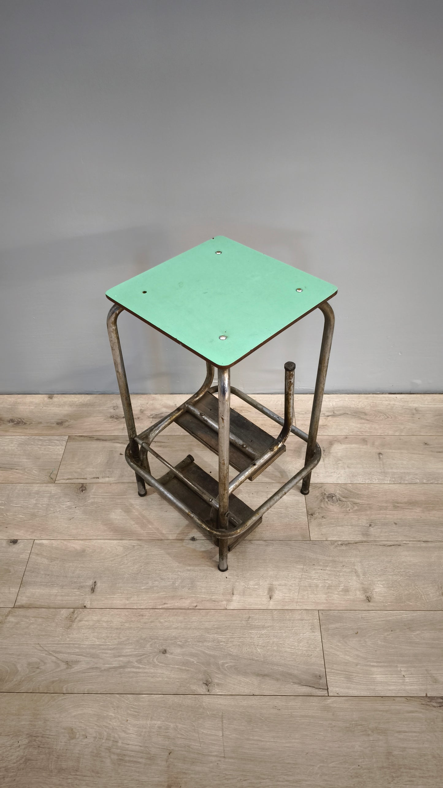 81576 Scaletta vintage pieghevole in ferro e piano in formica verde