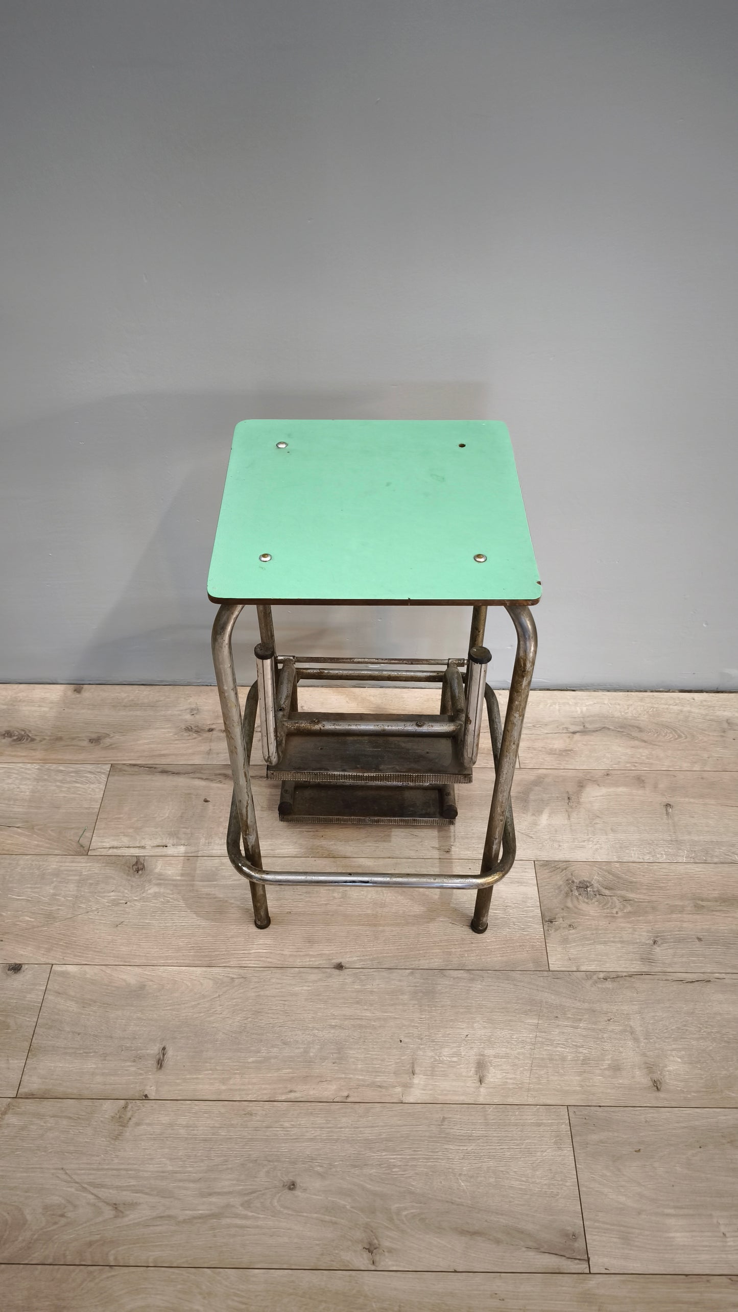 81576 Scaletta vintage pieghevole in ferro e piano in formica verde