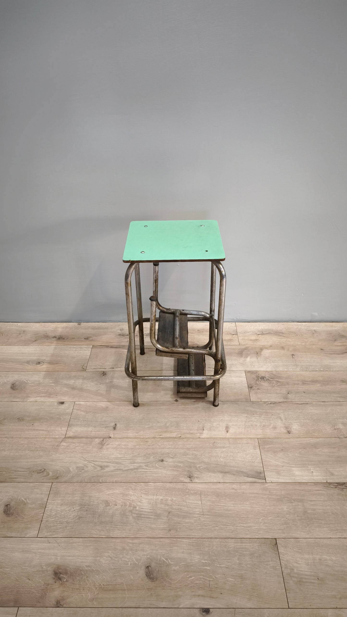 81576 Scaletta vintage pieghevole in ferro e piano in formica verde