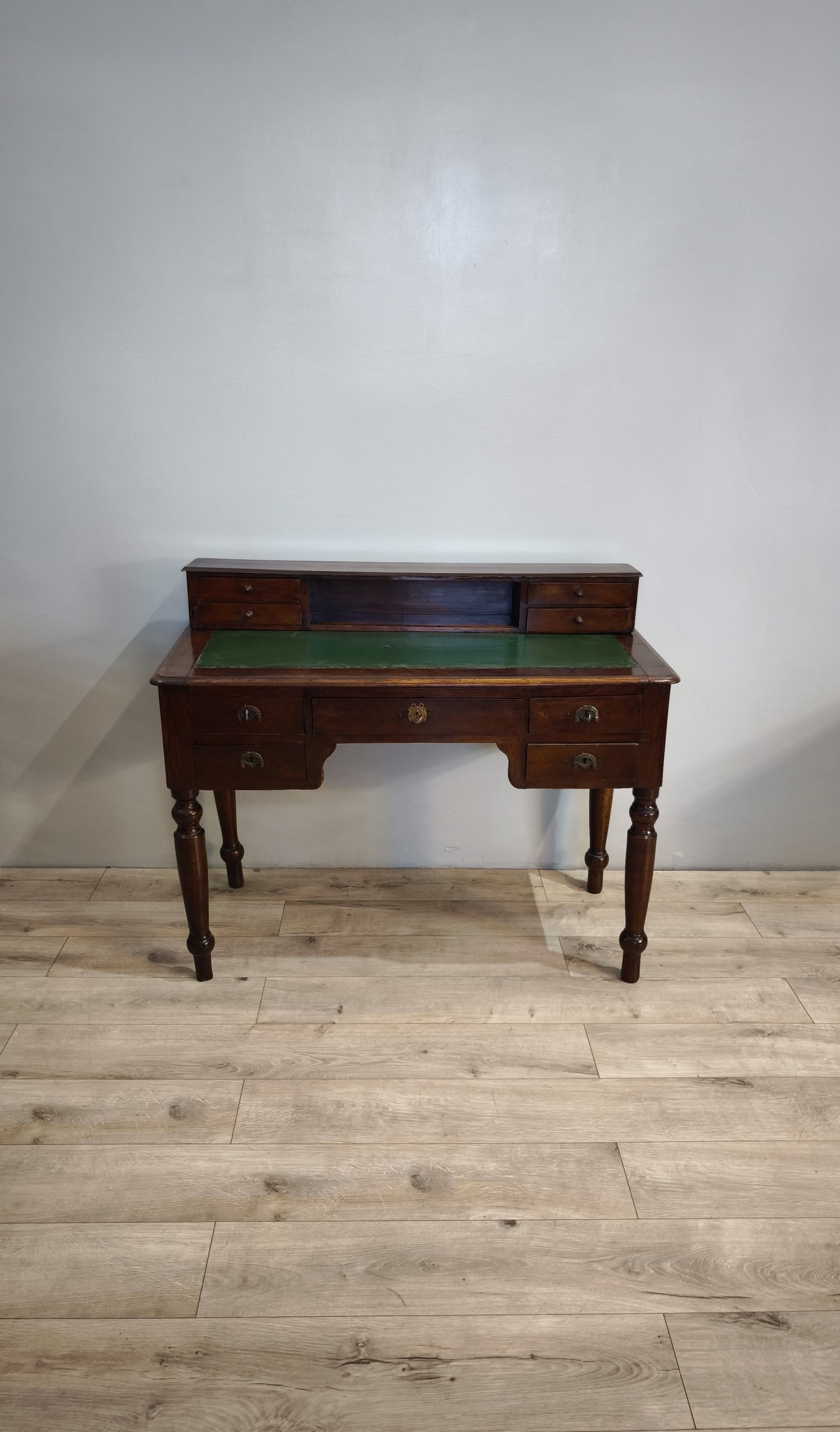 81667 Scrittoio in legno con cassetti e piano verde