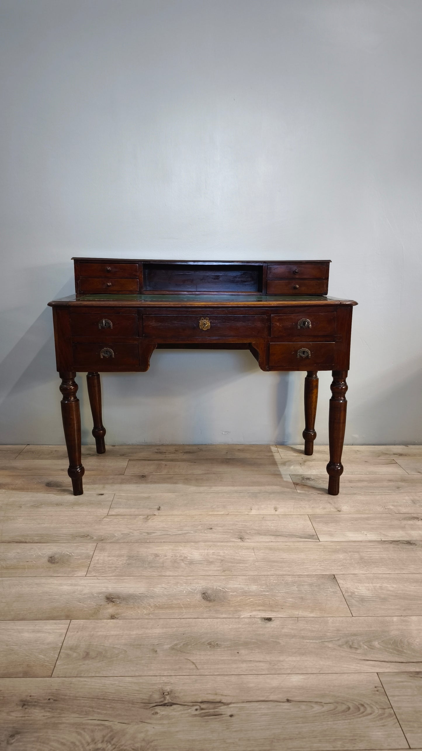 81667 Scrittoio in legno con cassetti e piano verde