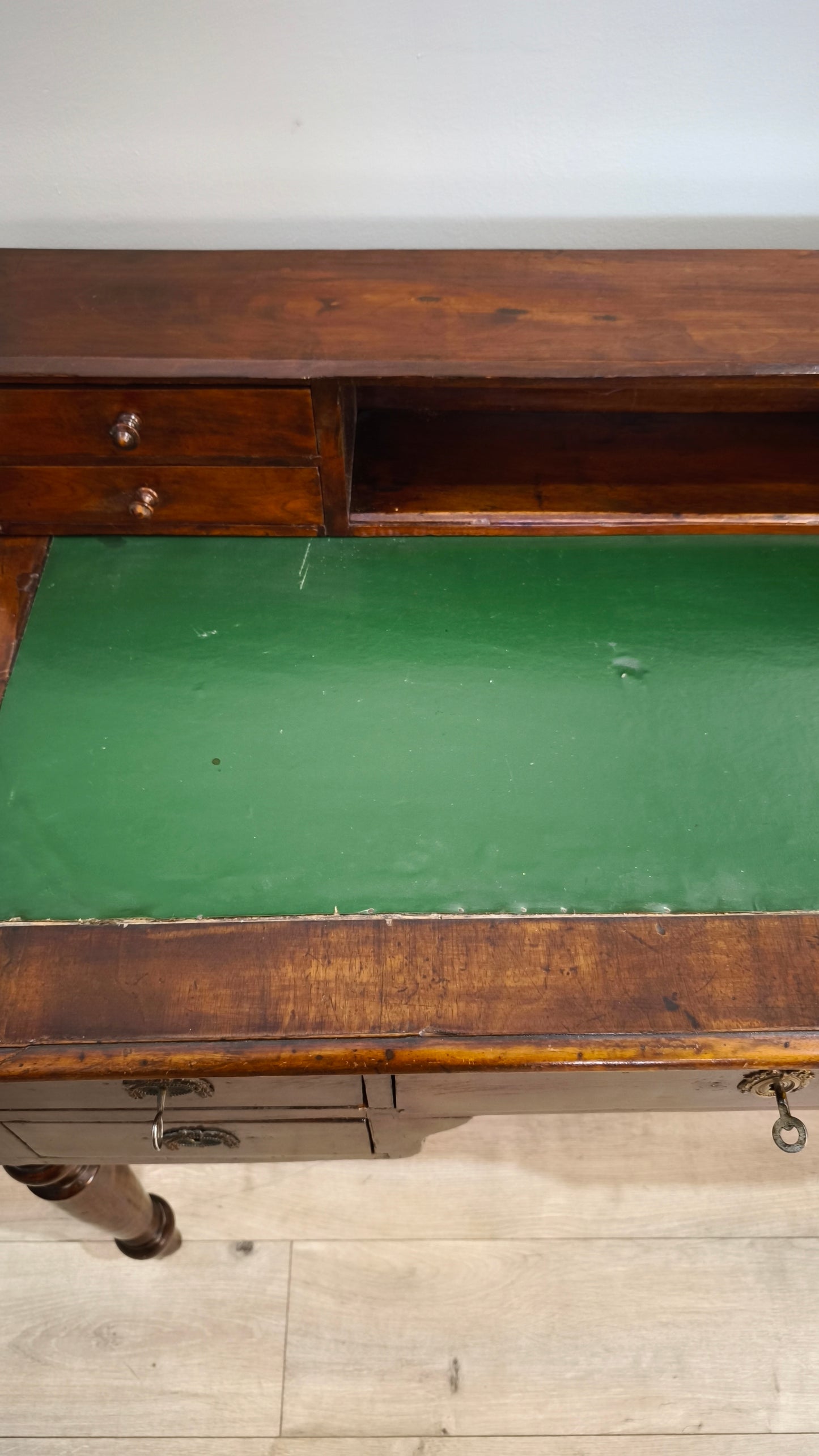 81667 Scrittoio in legno con cassetti e piano verde