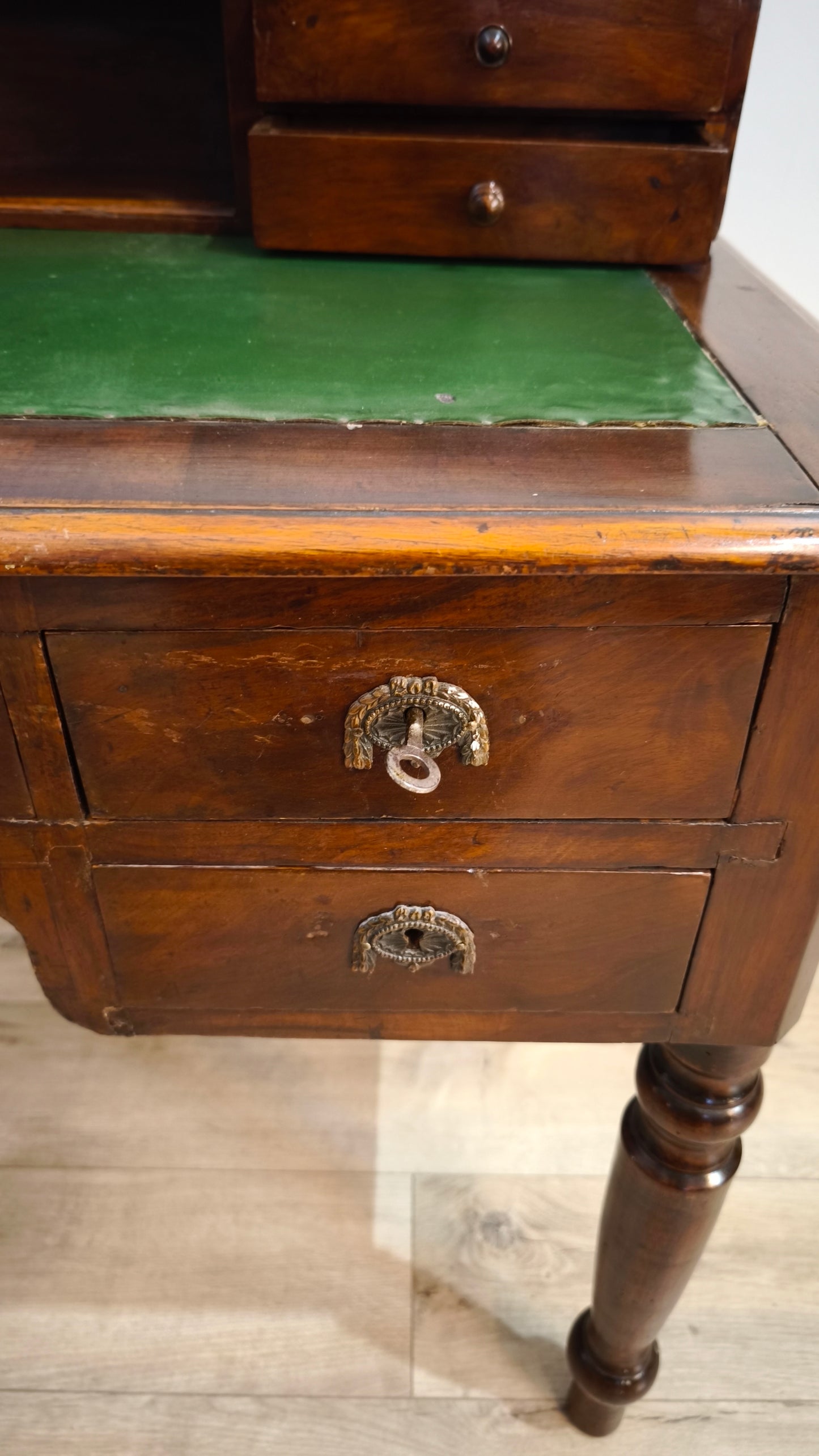 81667 Scrittoio in legno con cassetti e piano verde