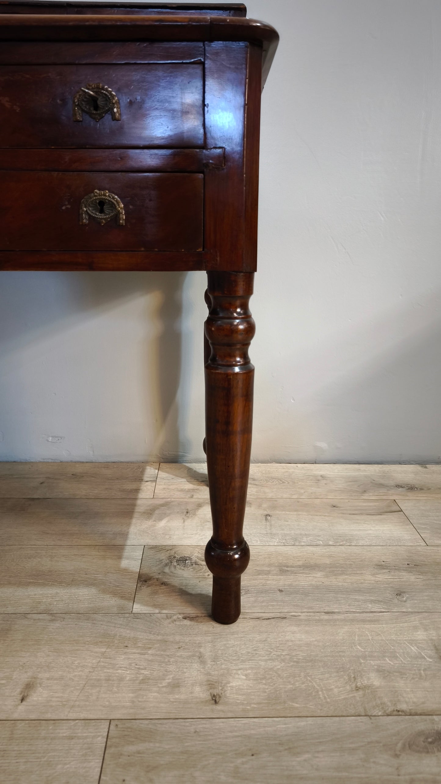81667 Scrittoio in legno con cassetti e piano verde