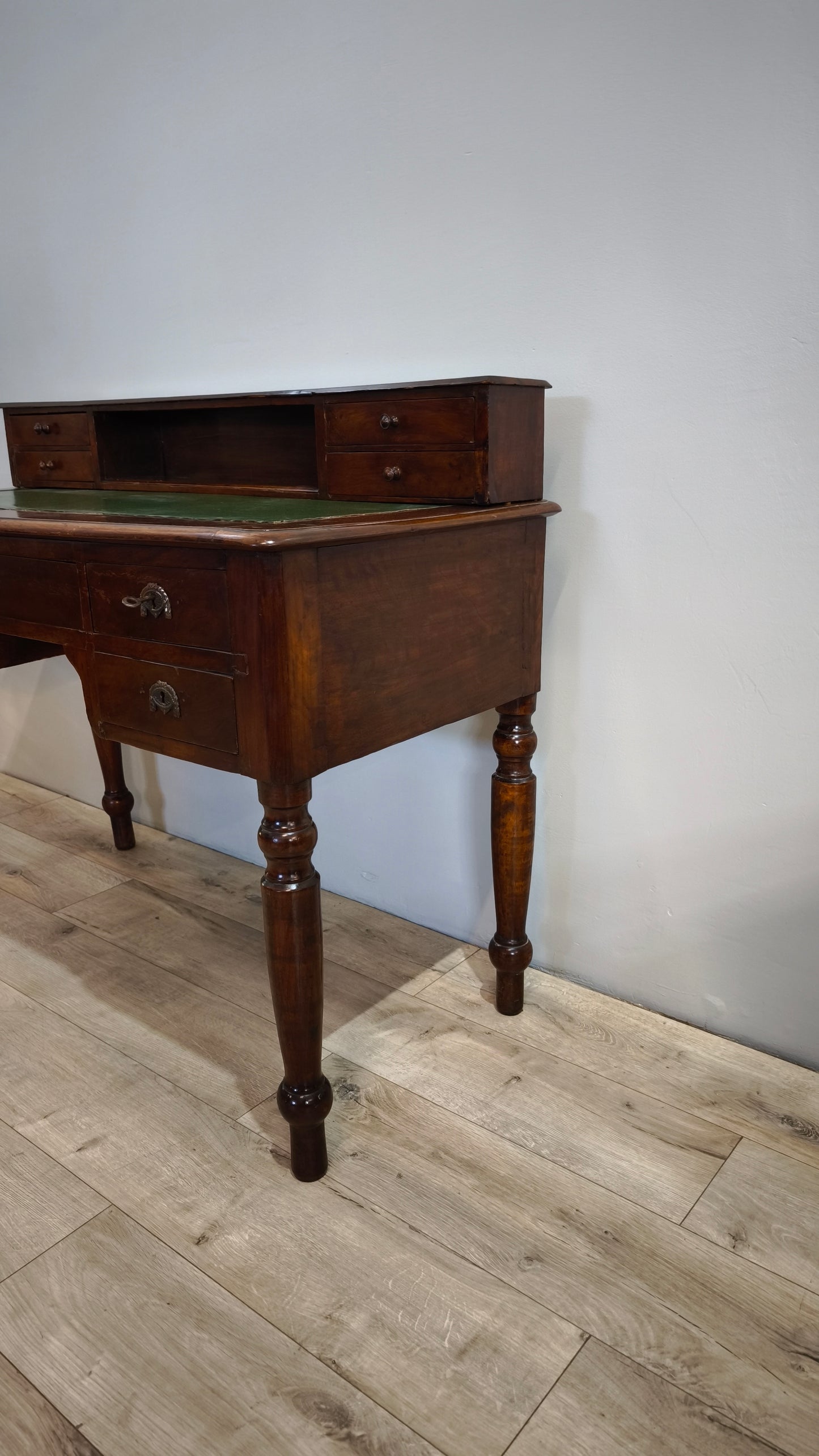 81667 Scrittoio in legno con cassetti e piano verde