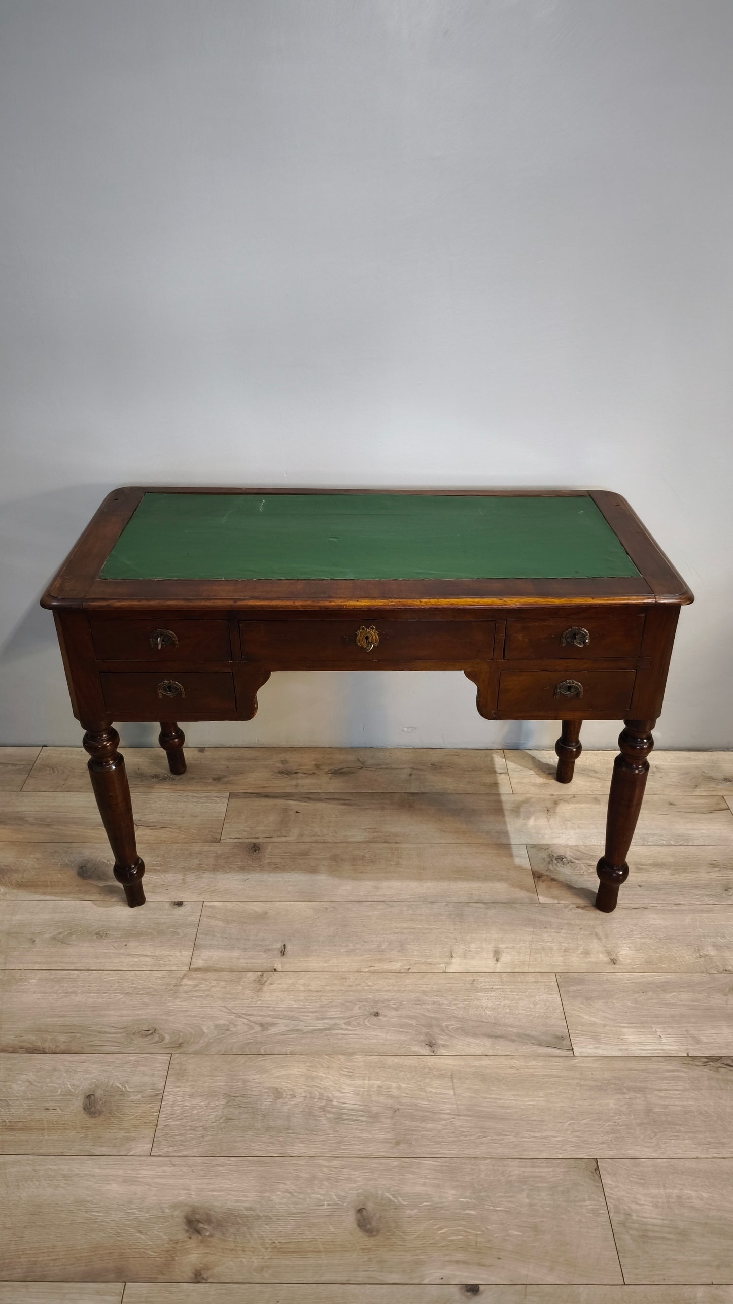81667 Scrittoio in legno con cassetti e piano verde