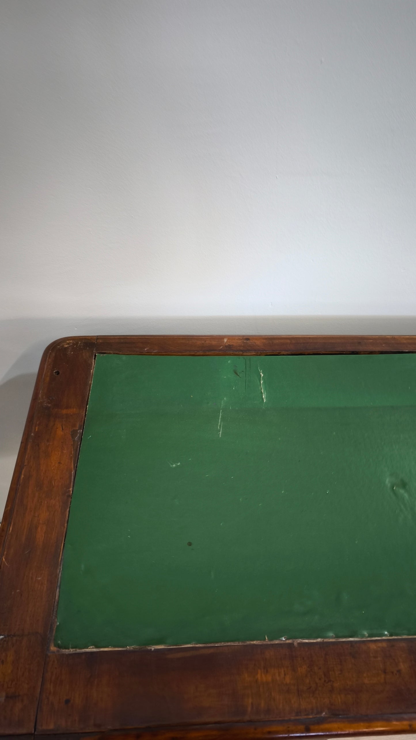 81667 Scrittoio in legno con cassetti e piano verde