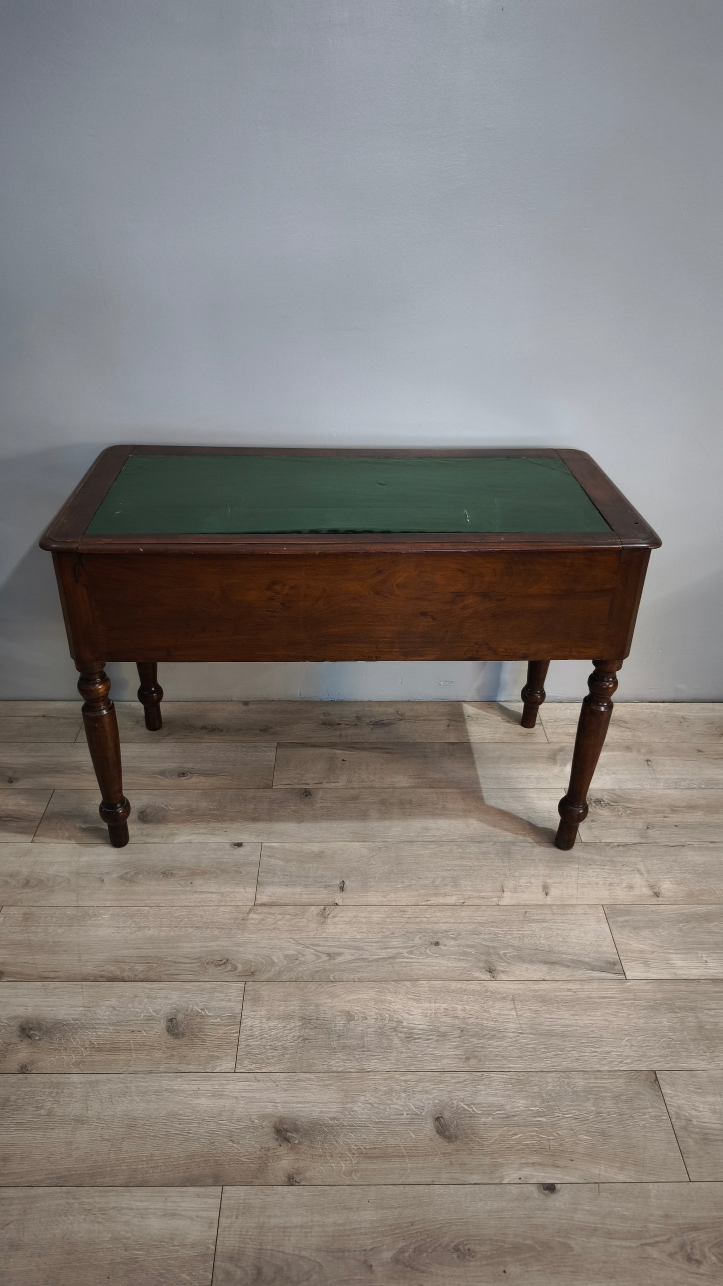 81667 Scrittoio in legno con cassetti e piano verde