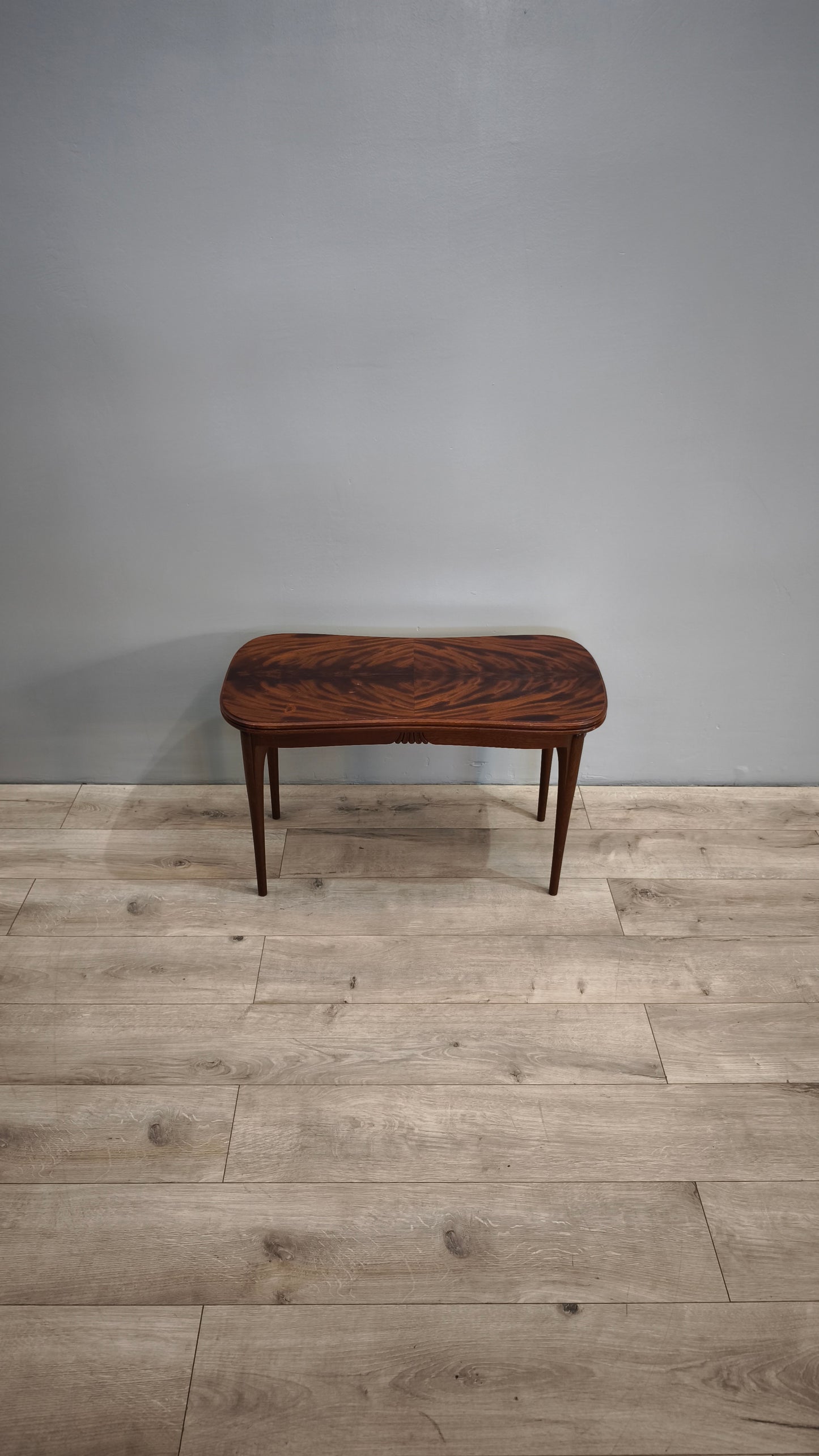 81674 Tavolino da salotto in legno con piano a fagiolo