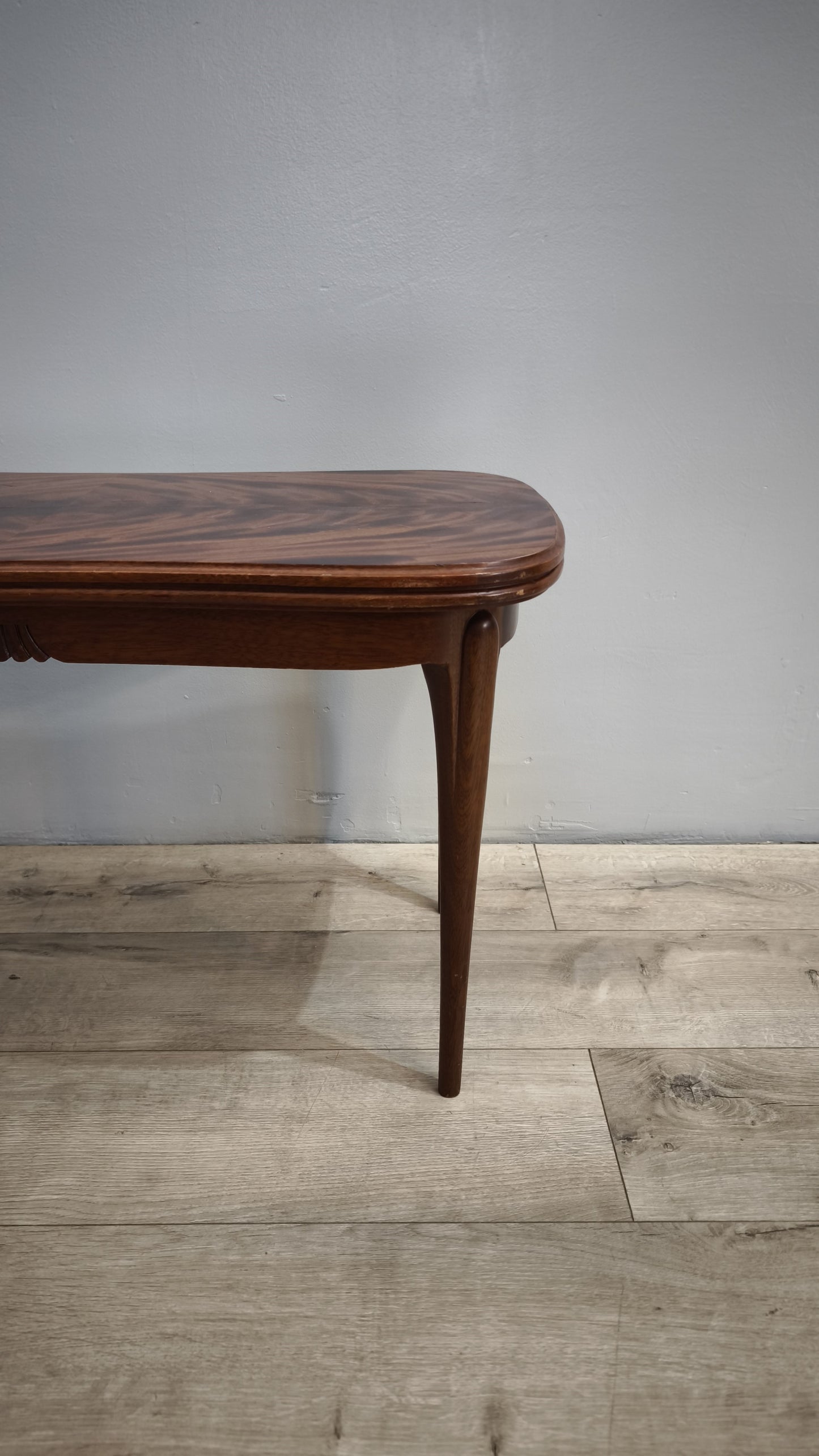 81674 Tavolino da salotto in legno con piano a fagiolo