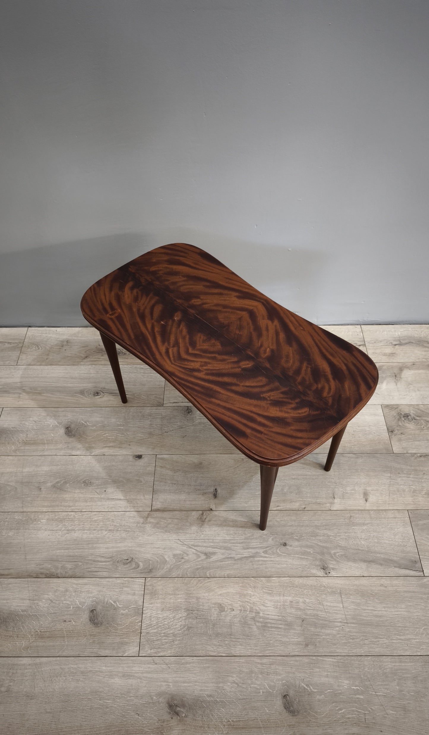 81674 Tavolino da salotto in legno con piano a fagiolo