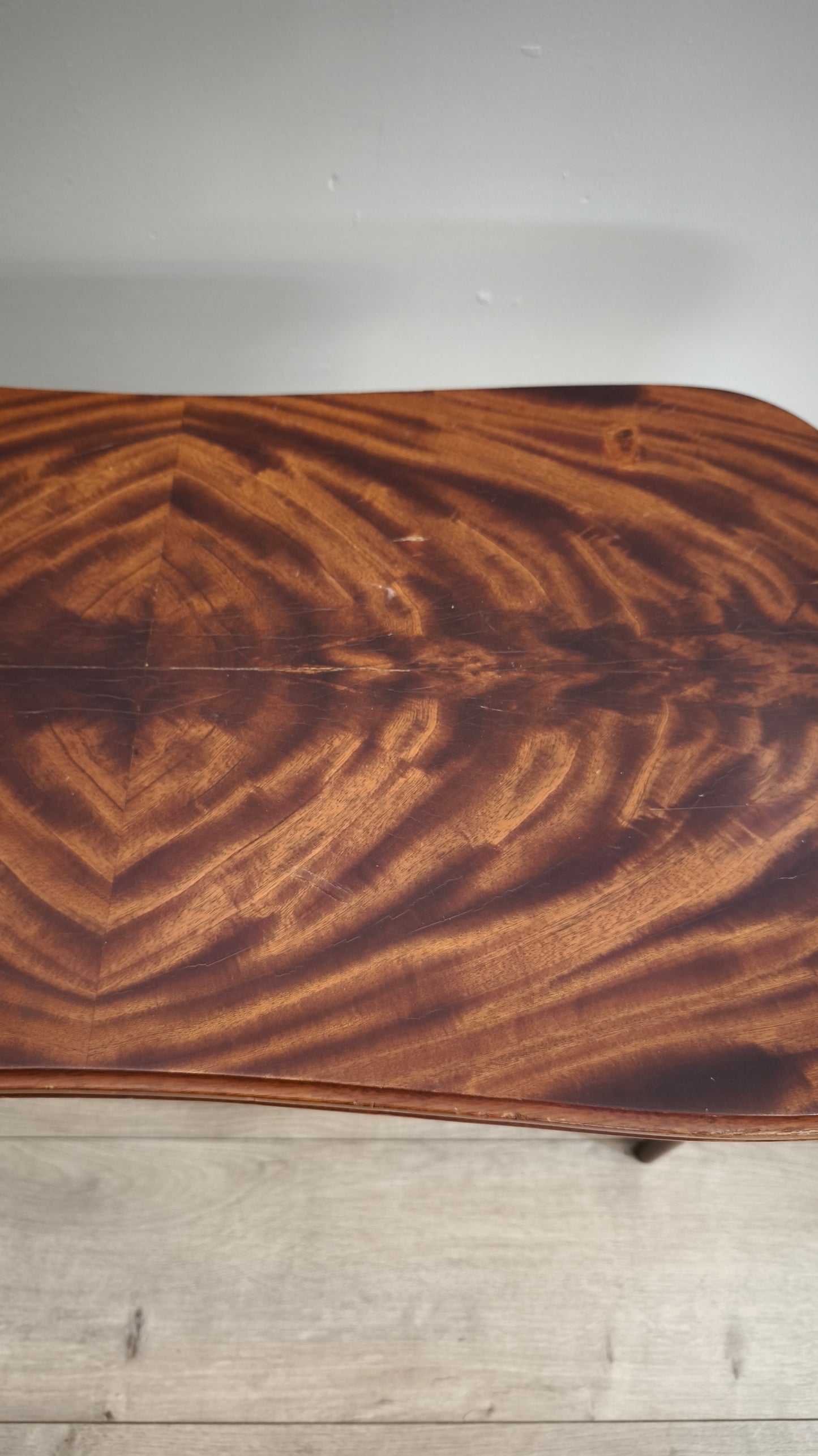 81674 Tavolino da salotto in legno con piano a fagiolo