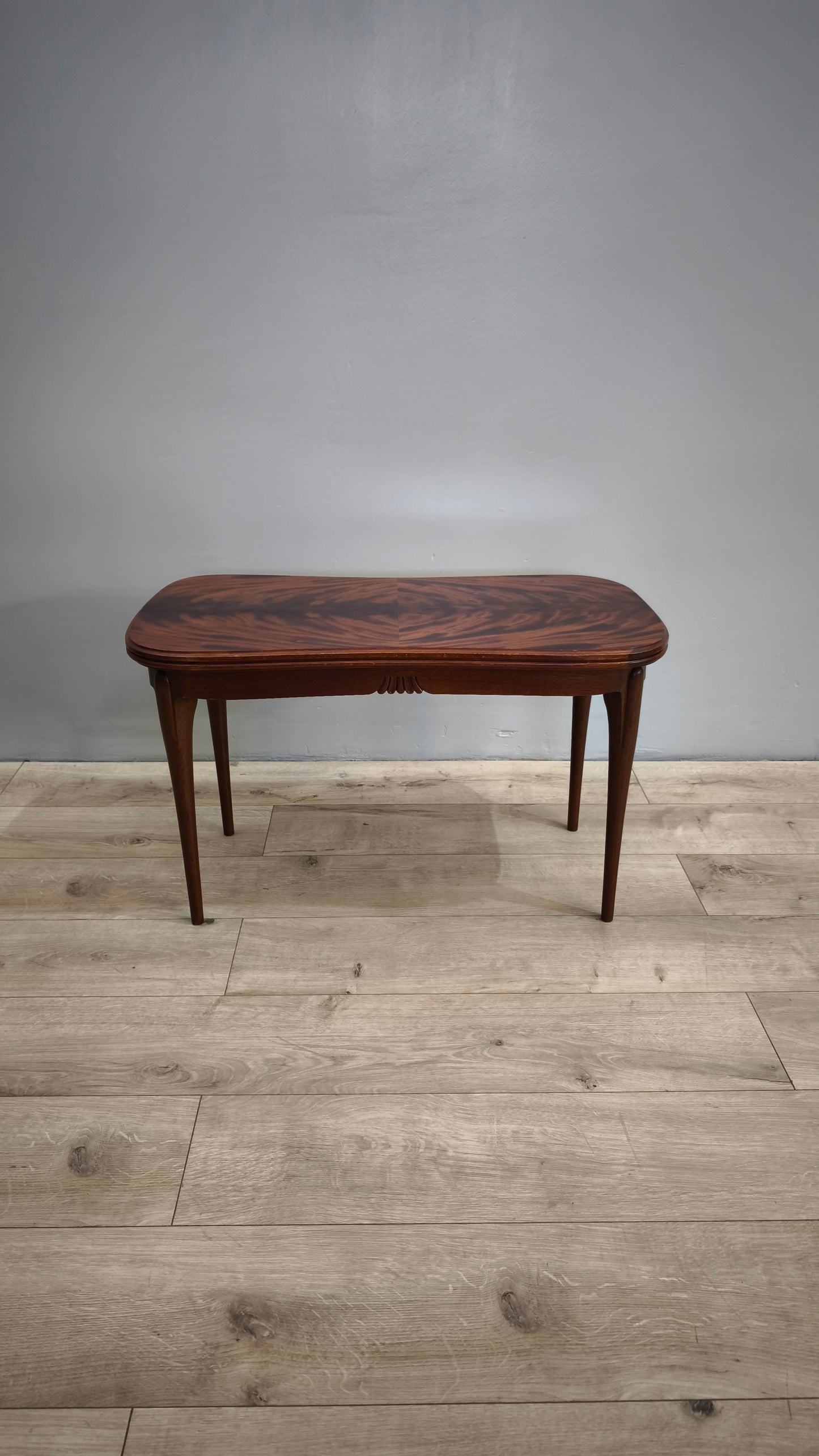 81674 Tavolino da salotto in legno con piano a fagiolo
