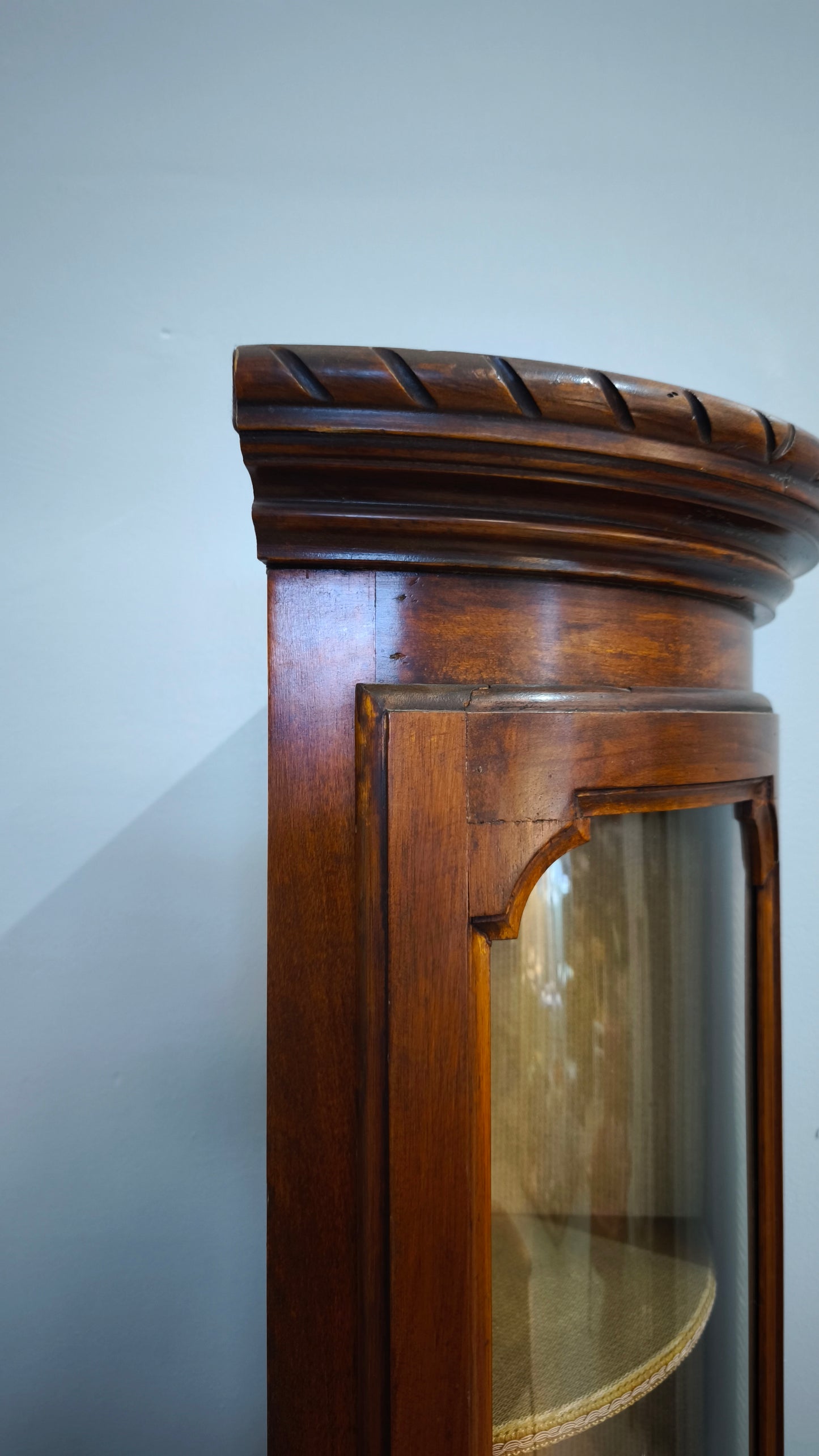 81662 Angoliera vetrina in legno
