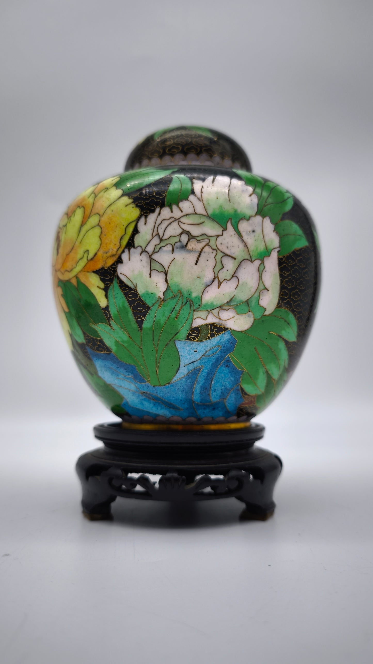 81612-2 Potiche cloisonné con base in legno nero