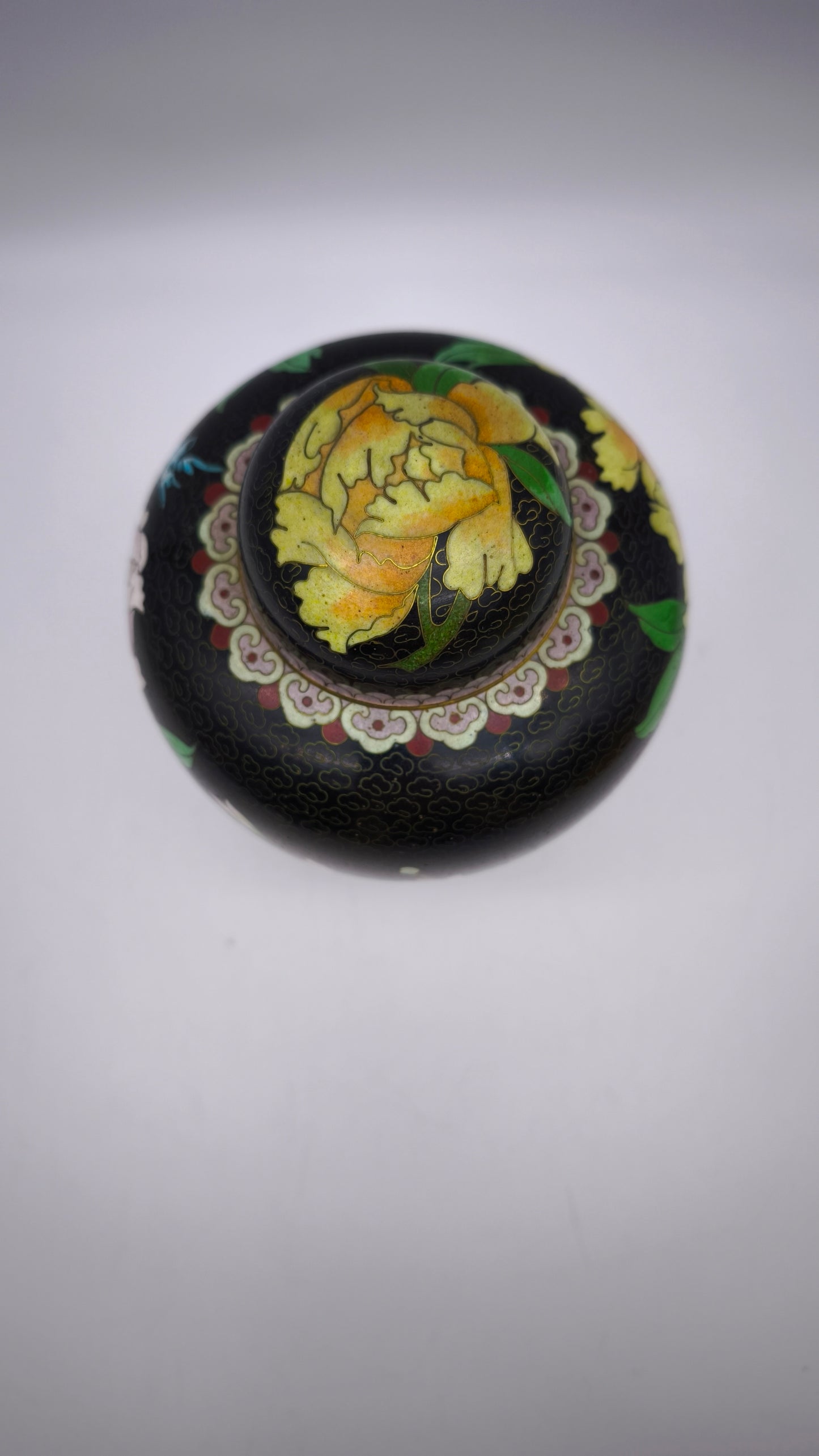 81612-2 Potiche cloisonné con base in legno nero