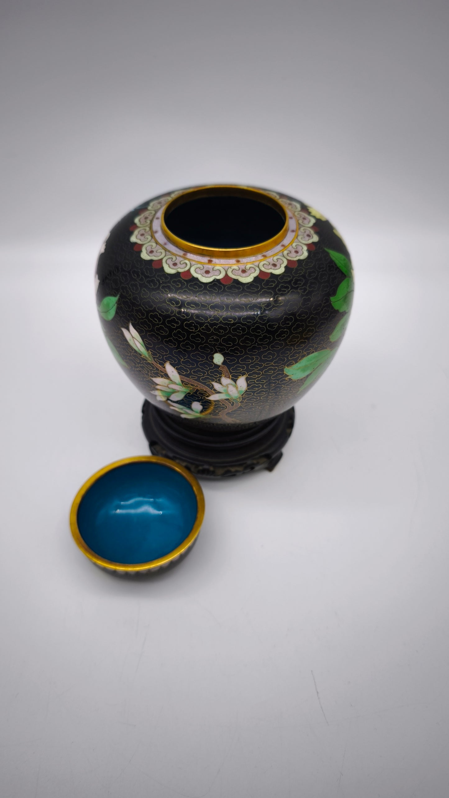 81612-2 Potiche cloisonné con base in legno nero