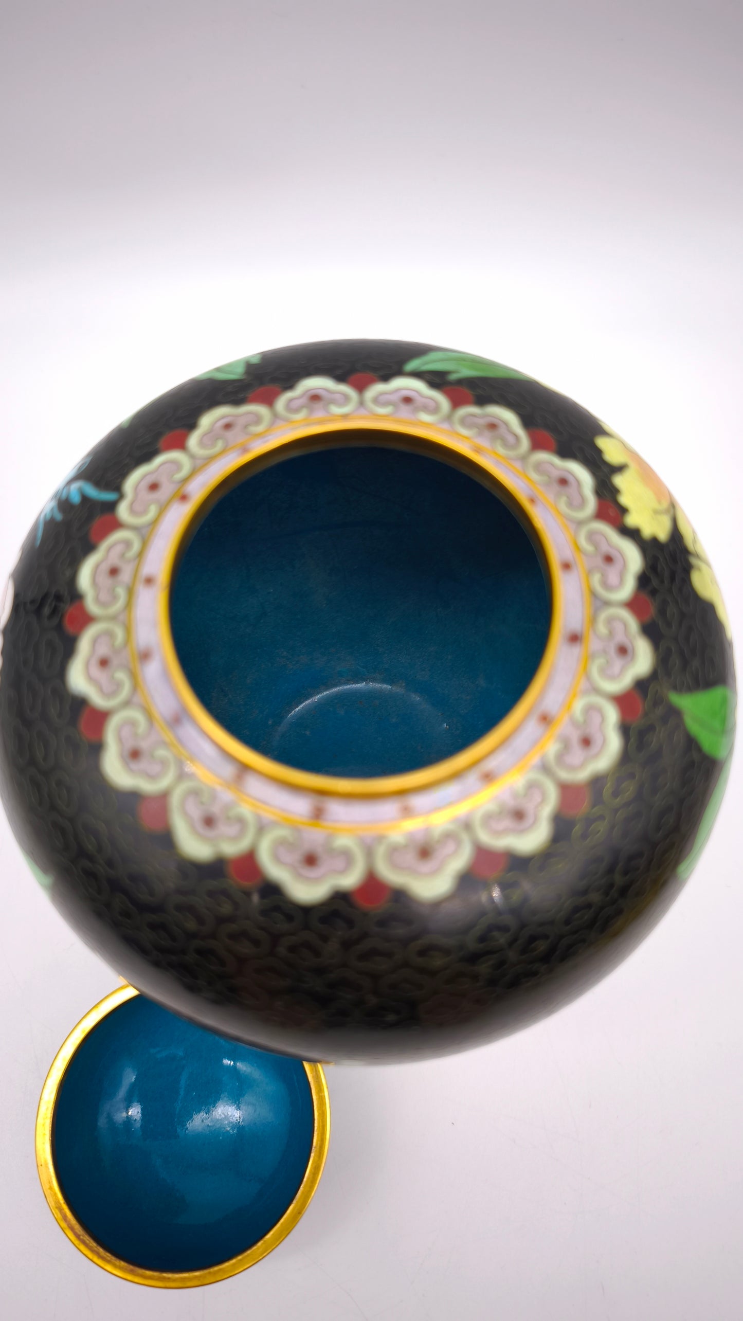 81612-2 Potiche cloisonné con base in legno nero
