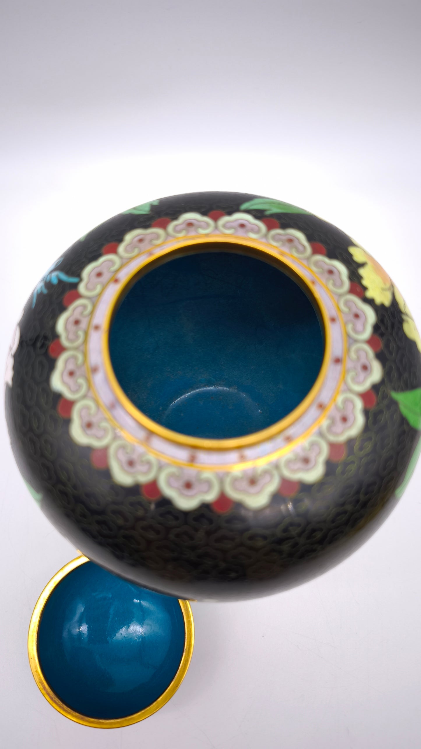 81612-2 Potiche cloisonné con base in legno nero