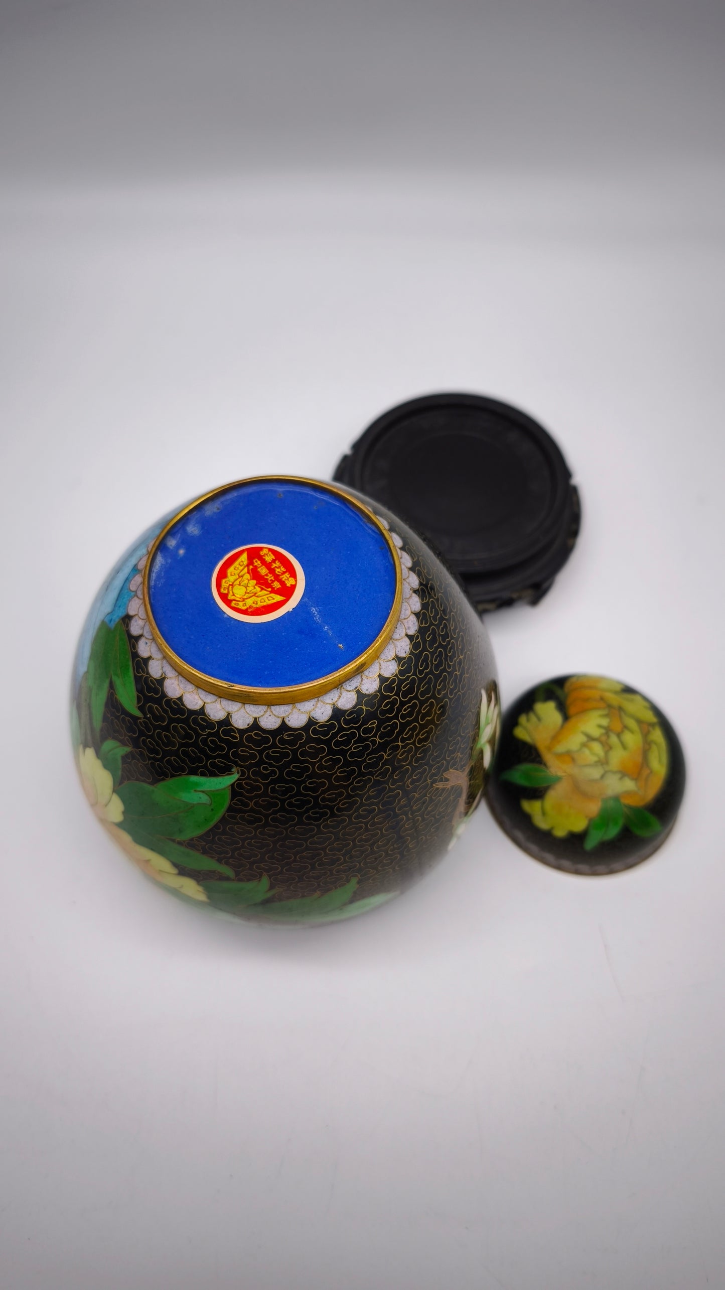 81612-2 Potiche cloisonné con base in legno nero