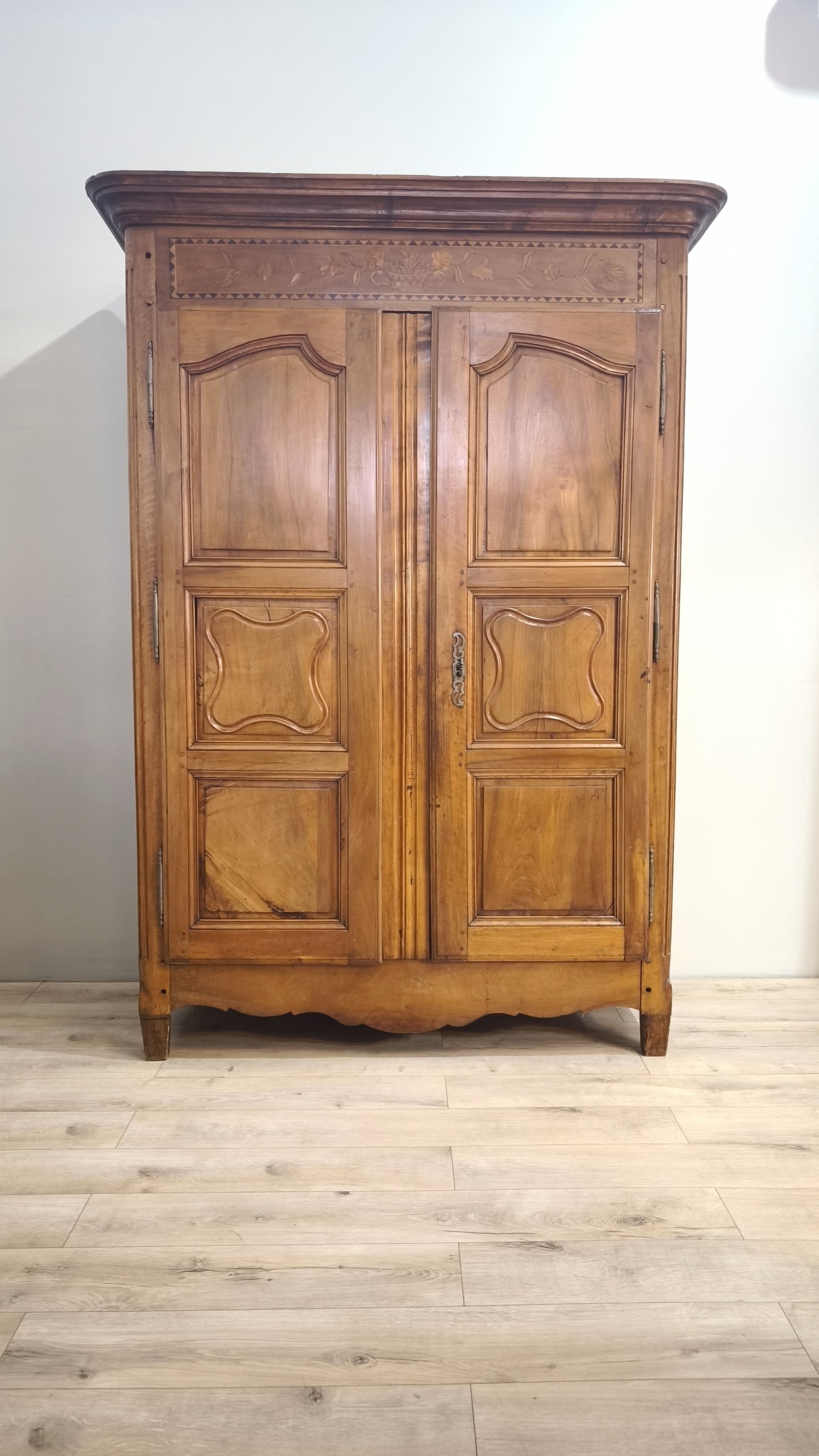 81812 Armadio due ante in legno massello lavorato