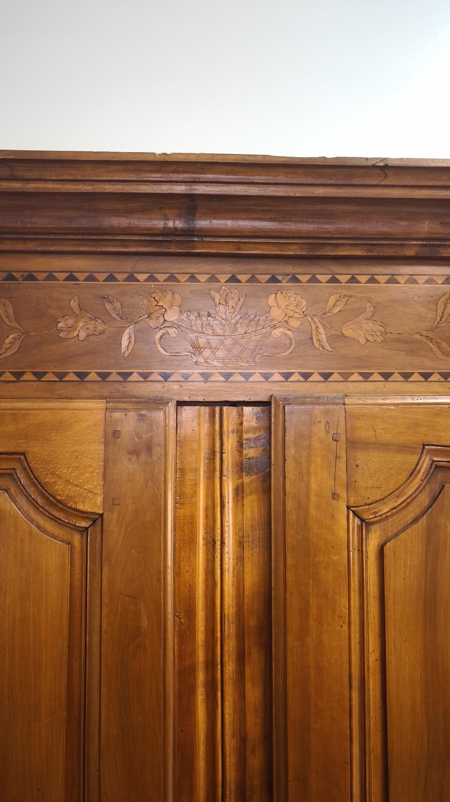 81812 Armadio due ante in legno massello lavorato