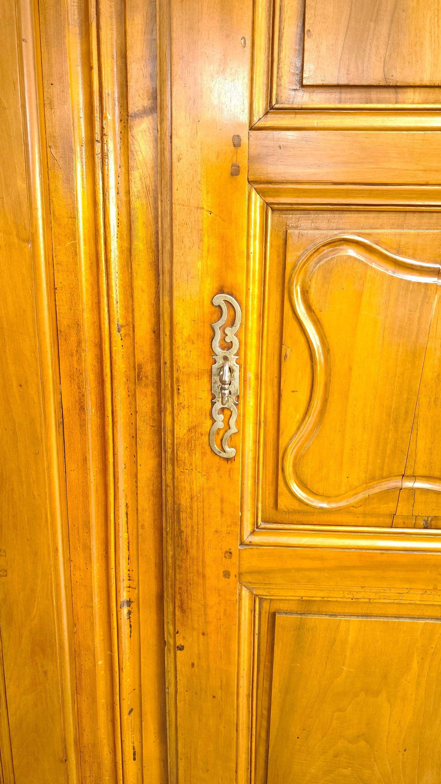 81812 Armadio due ante in legno massello lavorato