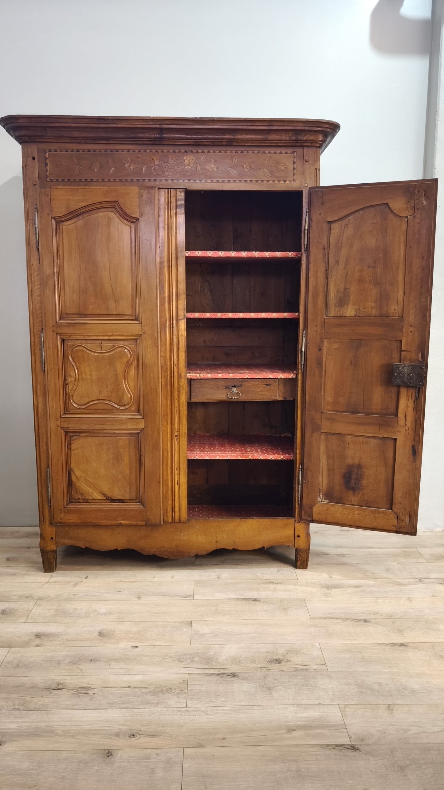81812 Armadio due ante in legno massello lavorato