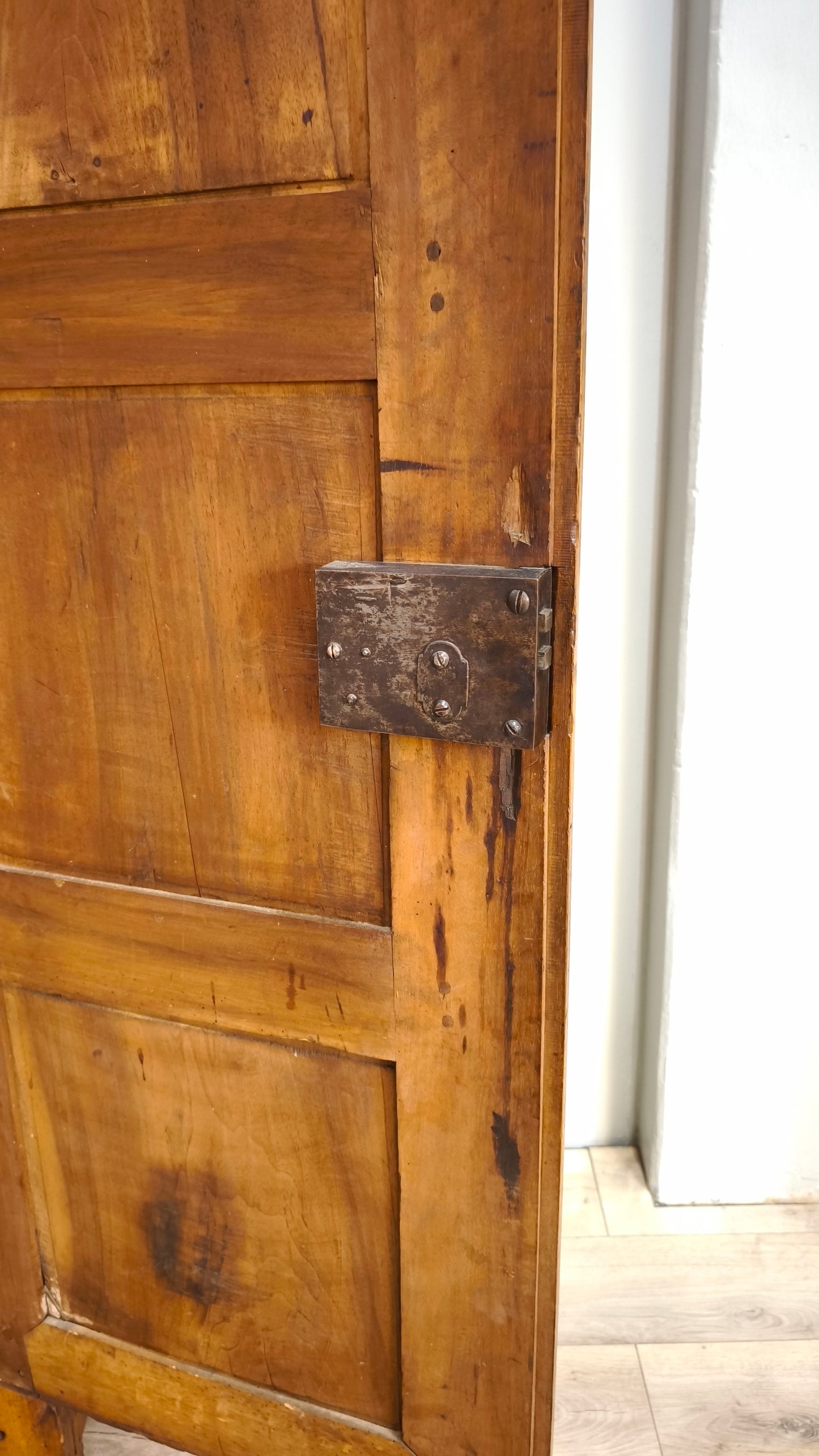 81812 Armadio due ante in legno massello lavorato