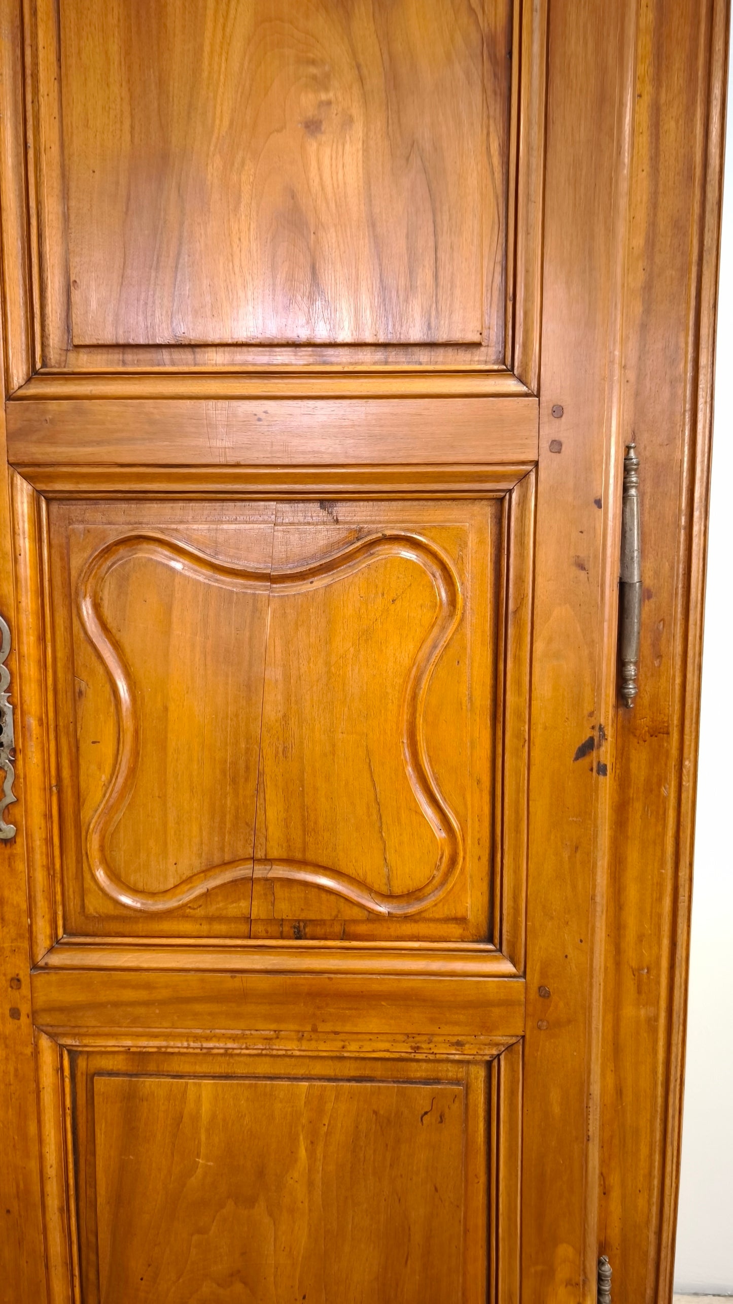 81812 Armadio due ante in legno massello lavorato