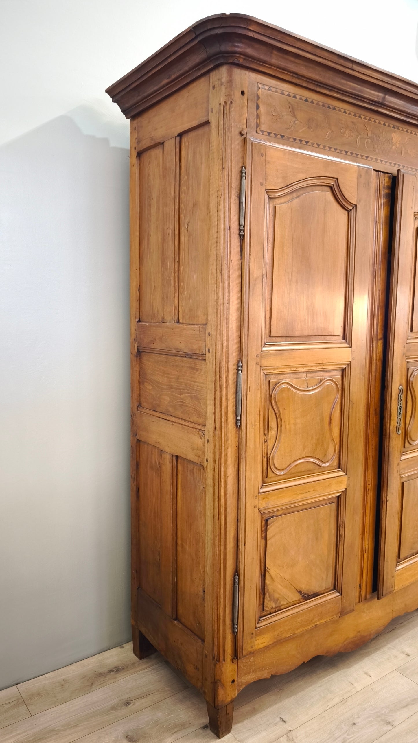 81812 Armadio due ante in legno massello lavorato