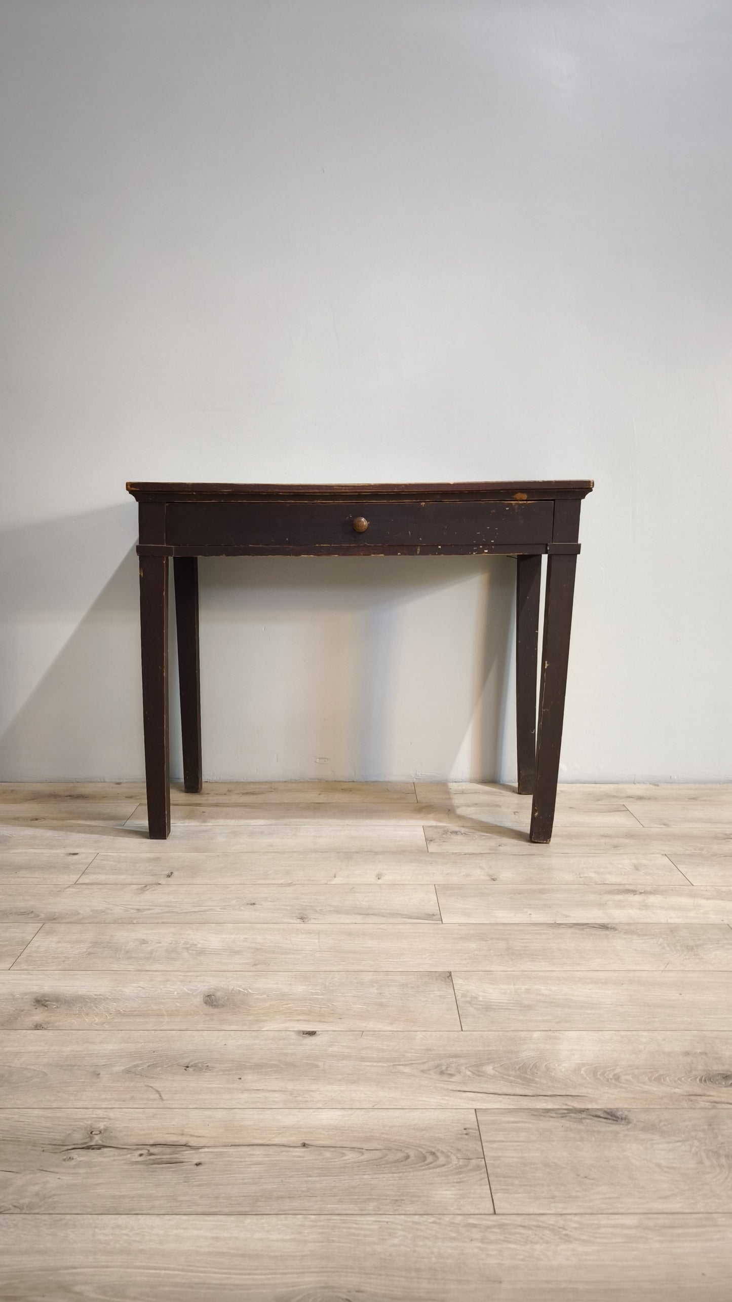 81811 Tavolo in legno scuro con cassetto