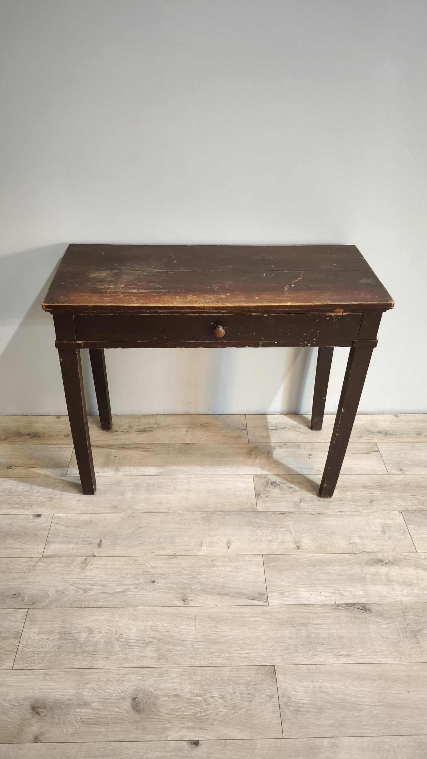 81811 Tavolo in legno scuro con cassetto