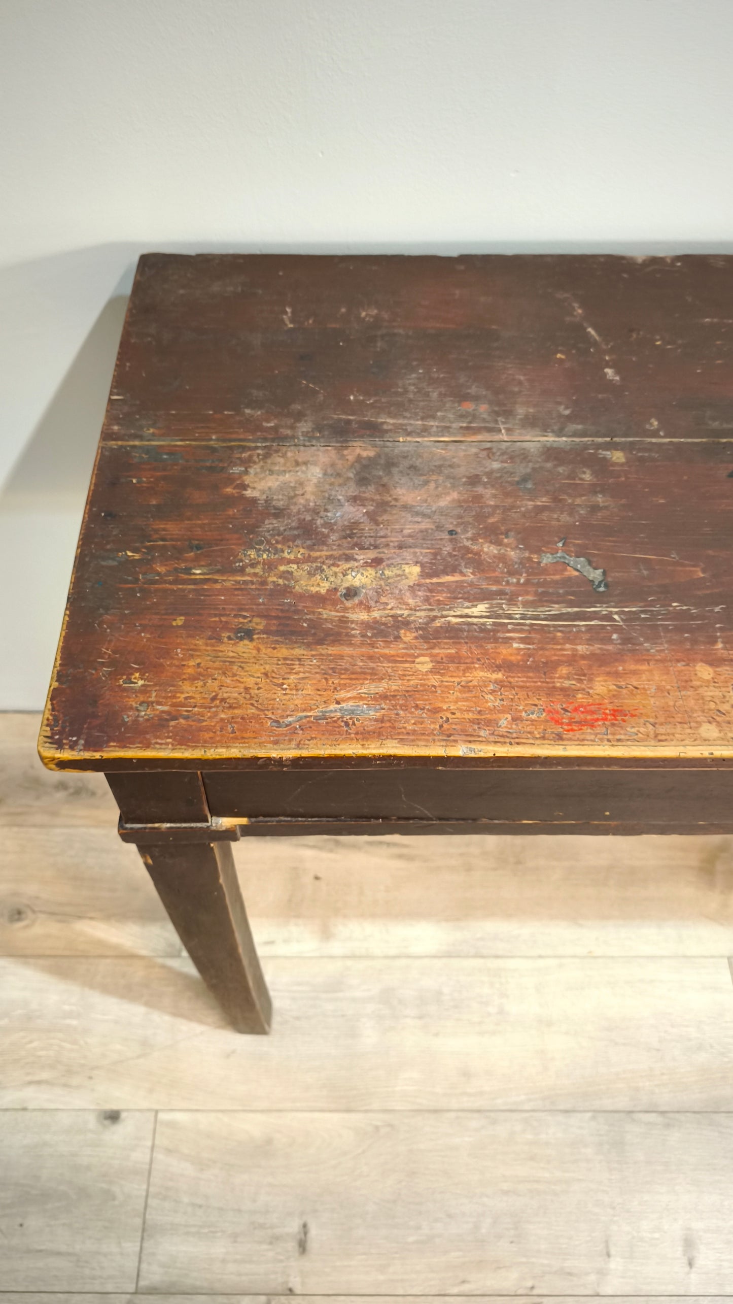 81811 Tavolo in legno scuro con cassetto