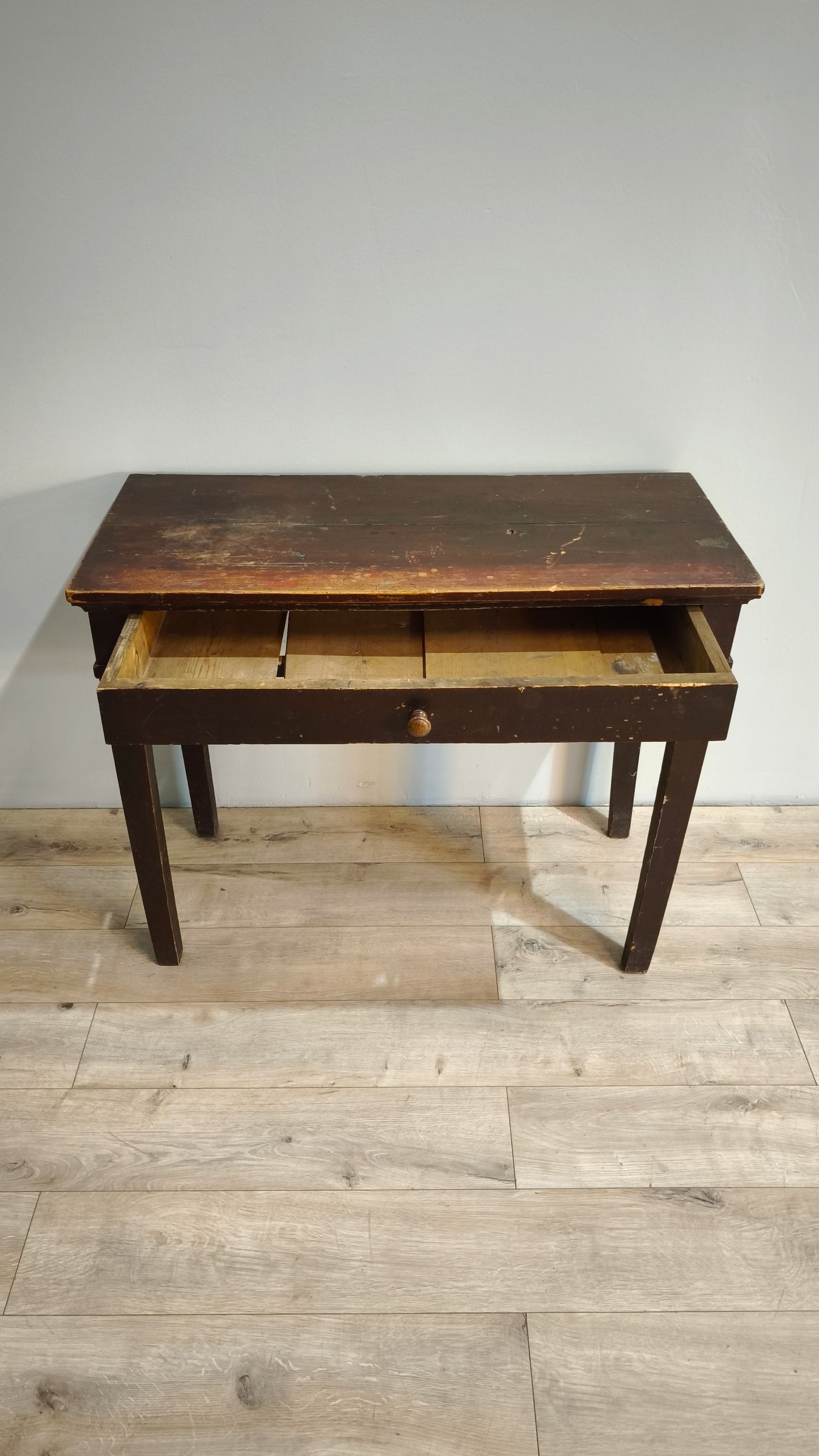 81811 Tavolo in legno scuro con cassetto