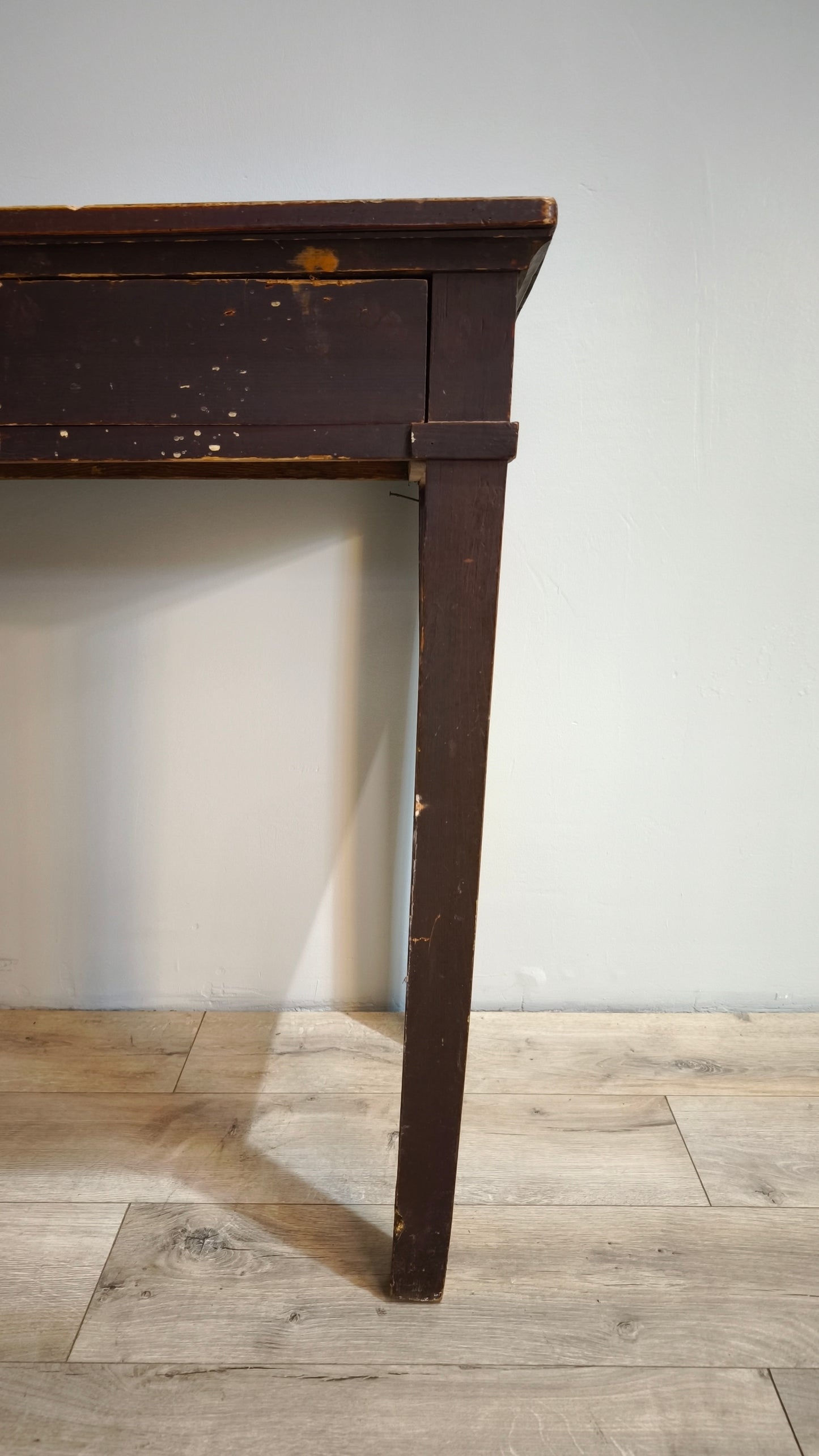 81811 Tavolo in legno scuro con cassetto
