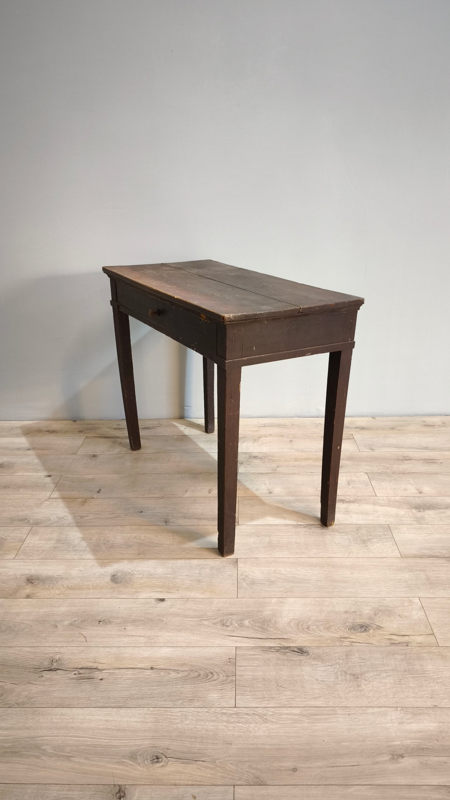 81811 Tavolo in legno scuro con cassetto