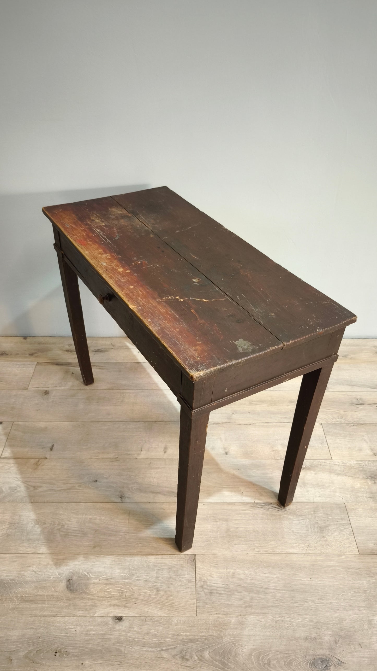 81811 Tavolo in legno scuro con cassetto