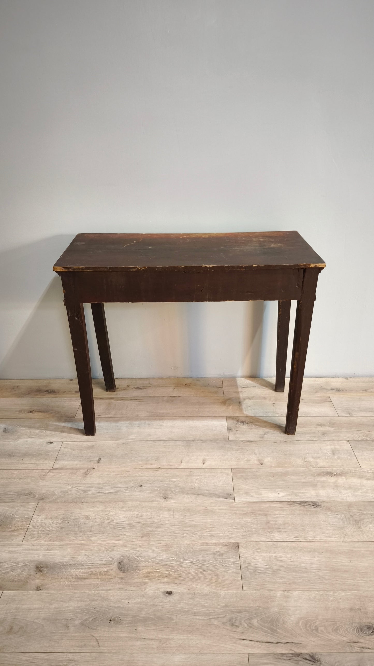81811 Tavolo in legno scuro con cassetto