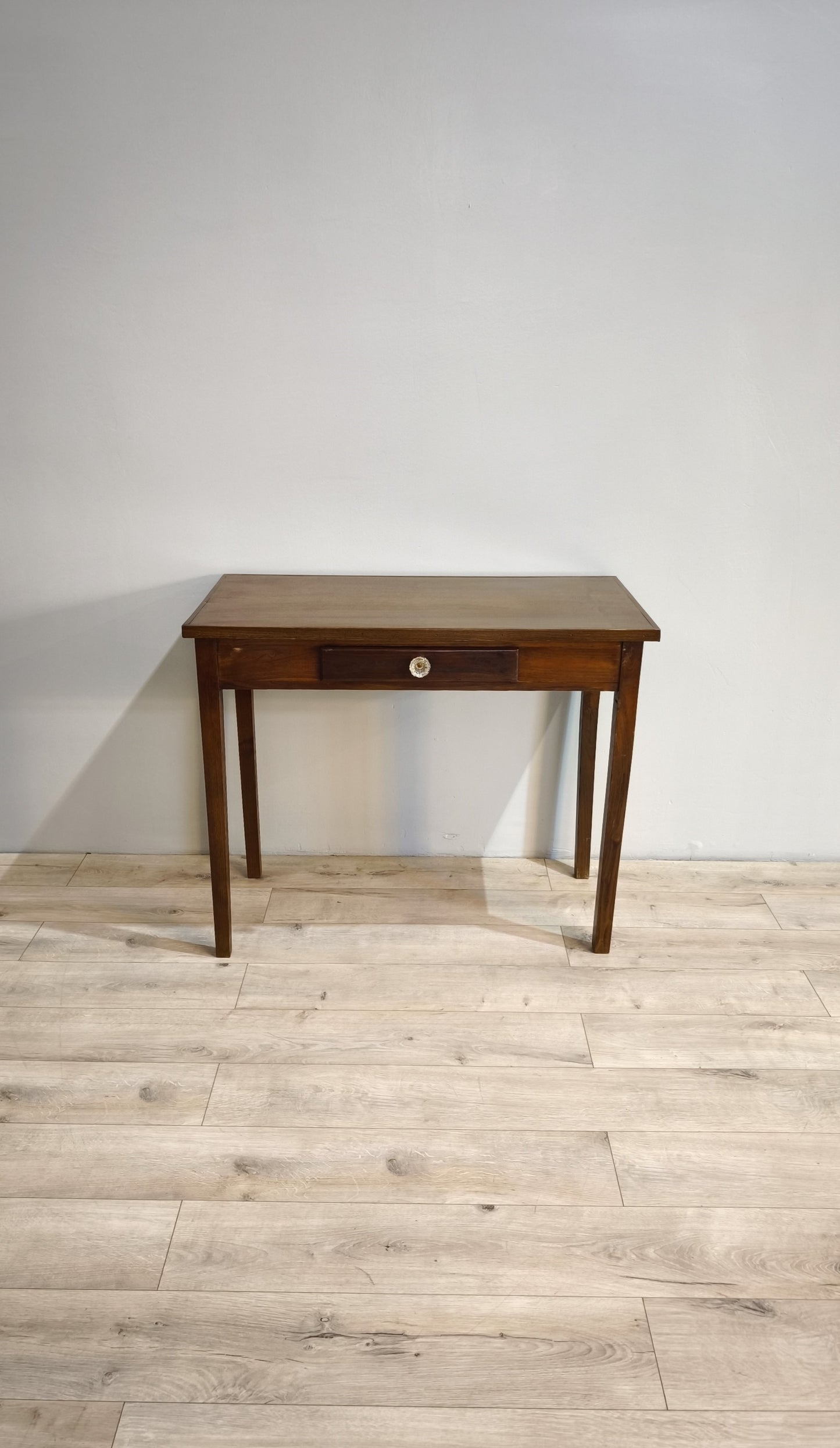81809 Tavolo in legno con cassetto frontale e pomello in vetro