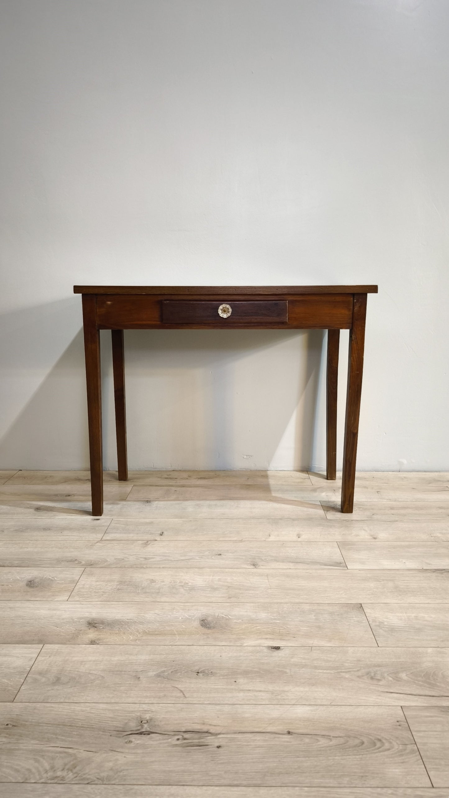 81809 Tavolo in legno con cassetto frontale e pomello in vetro